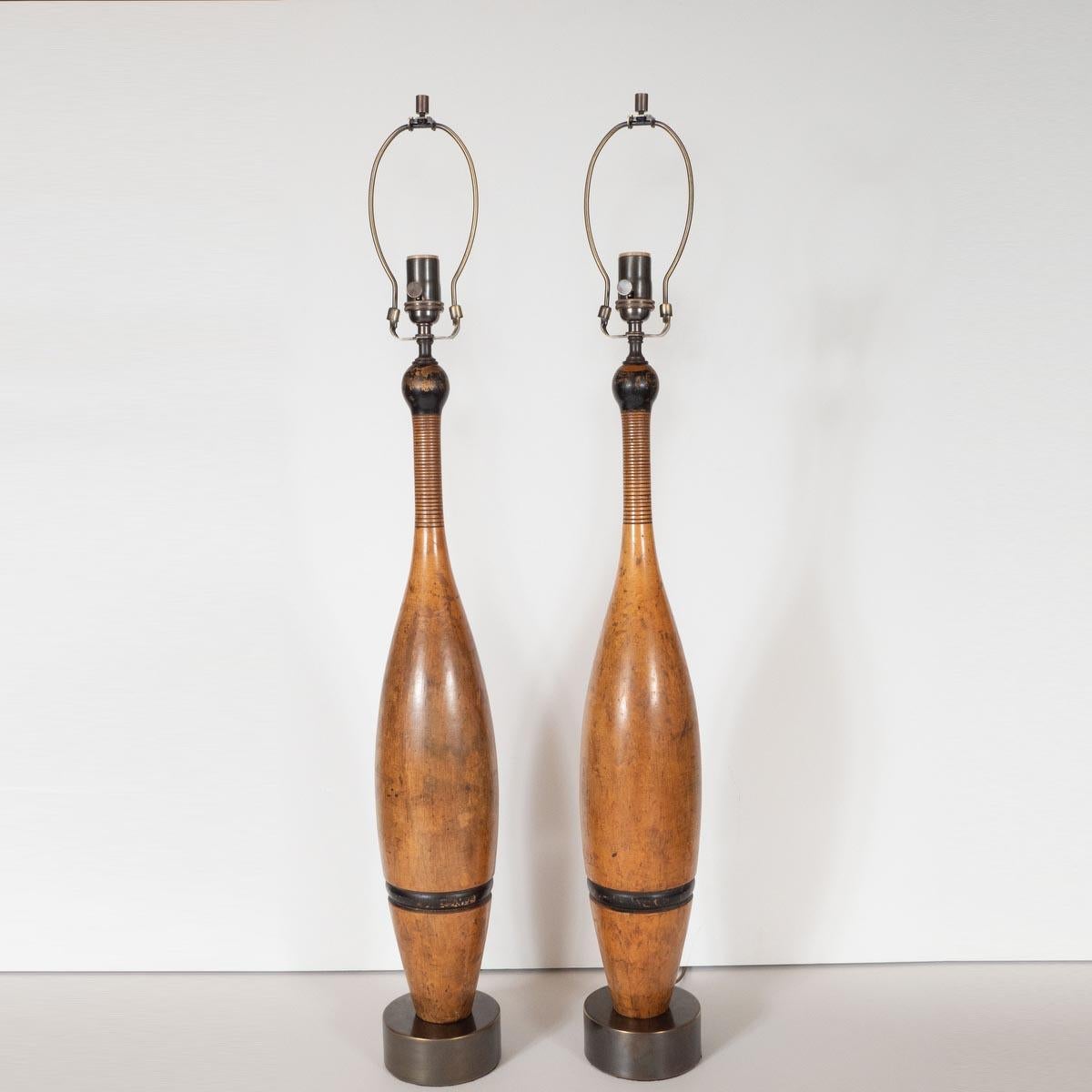 Mid-Century Modern Paire de lampes de table vintage à broches de jonglage en vente