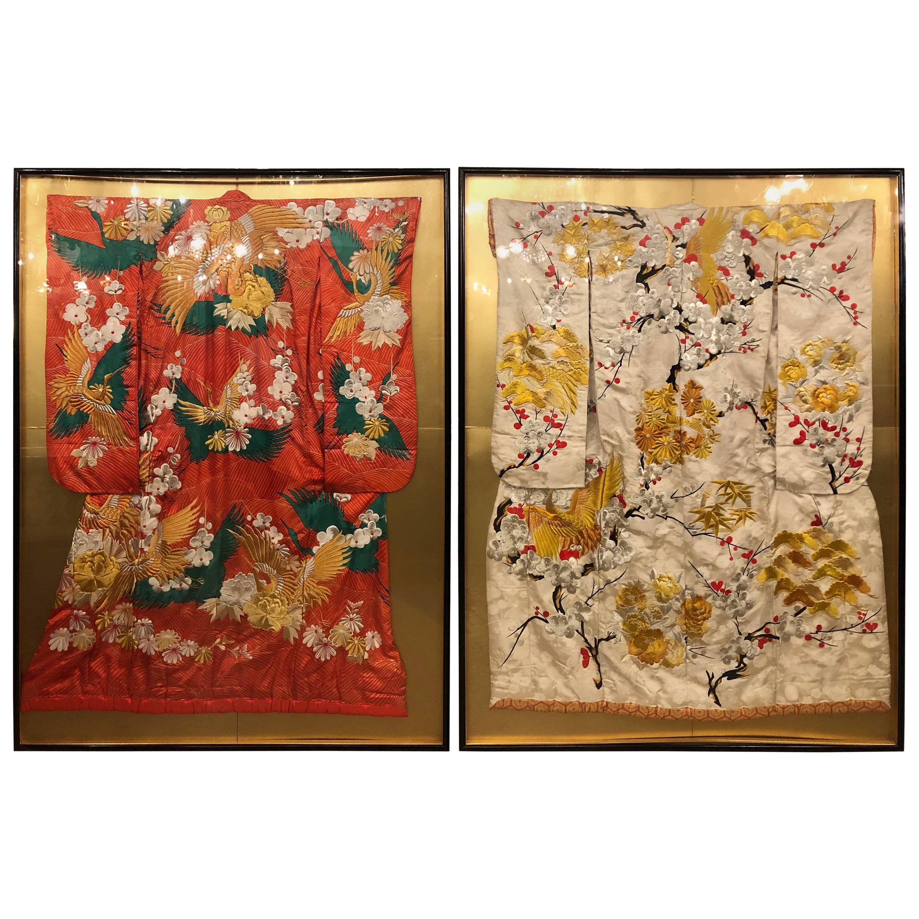 Paire de vieilles robes de mariée en kimono dans des cadres en verre