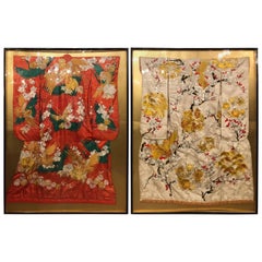 Paire de vieilles robes de mariée en kimono dans des cadres en verre