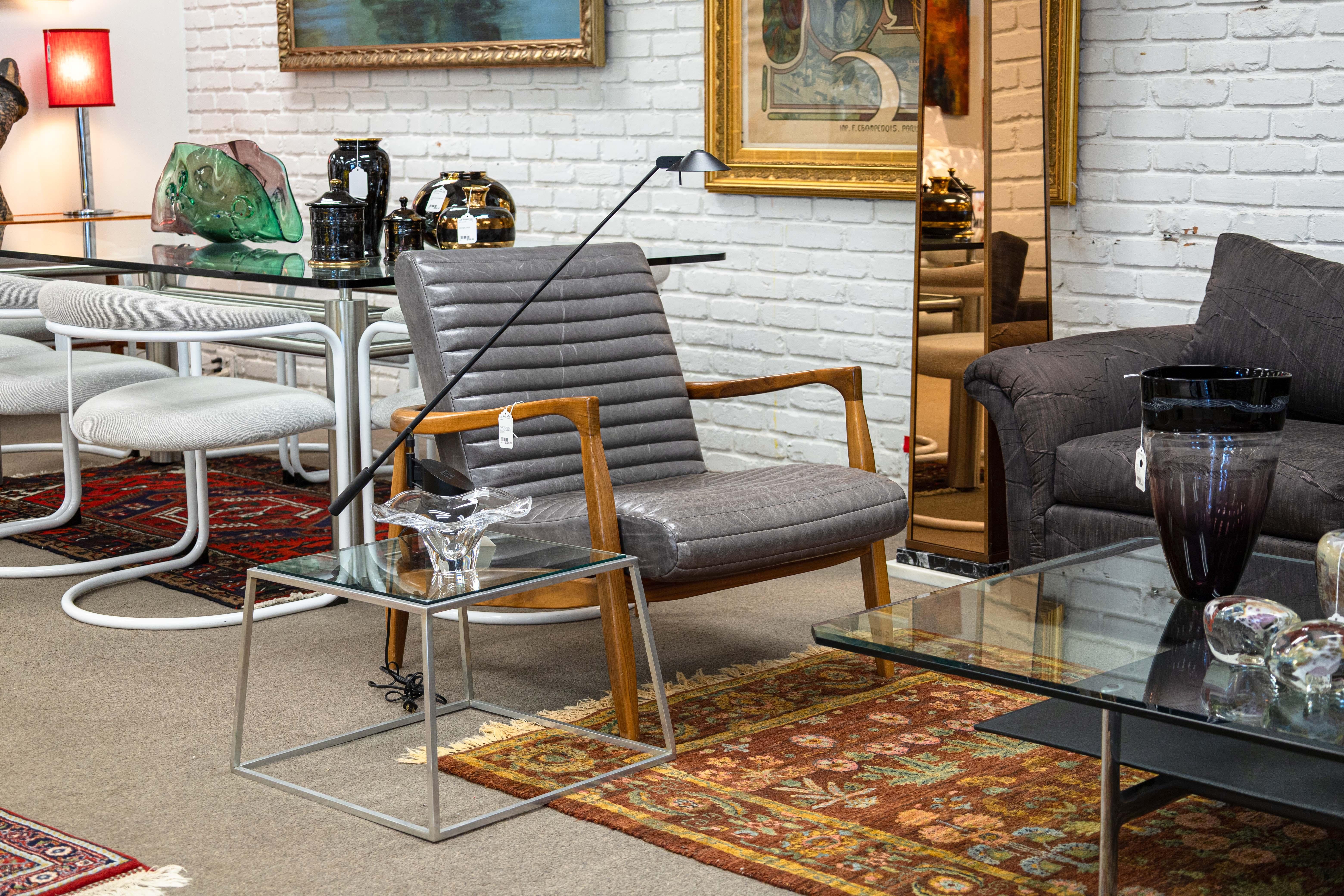Un par de mesas auxiliares estilo Kjaerholm. Se trata de un precioso par de mesas auxiliares vintage con un diseño moderno y chic. Cada una de estas mesas presenta un diseño cónico cuadrado de aluminio, con tableros de cristal insertados. Tienen un
