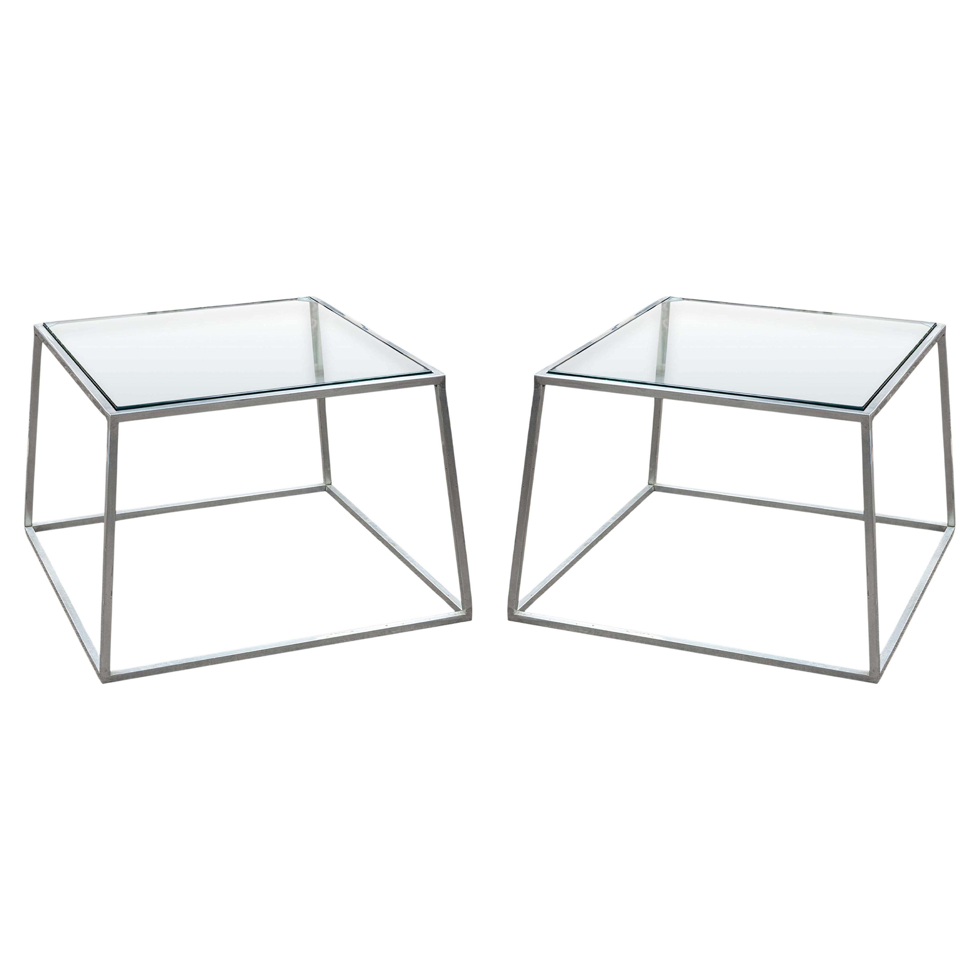 Pareja de mesas auxiliares cónicas de metal y cristal estilo vintage Kjaerholm en venta