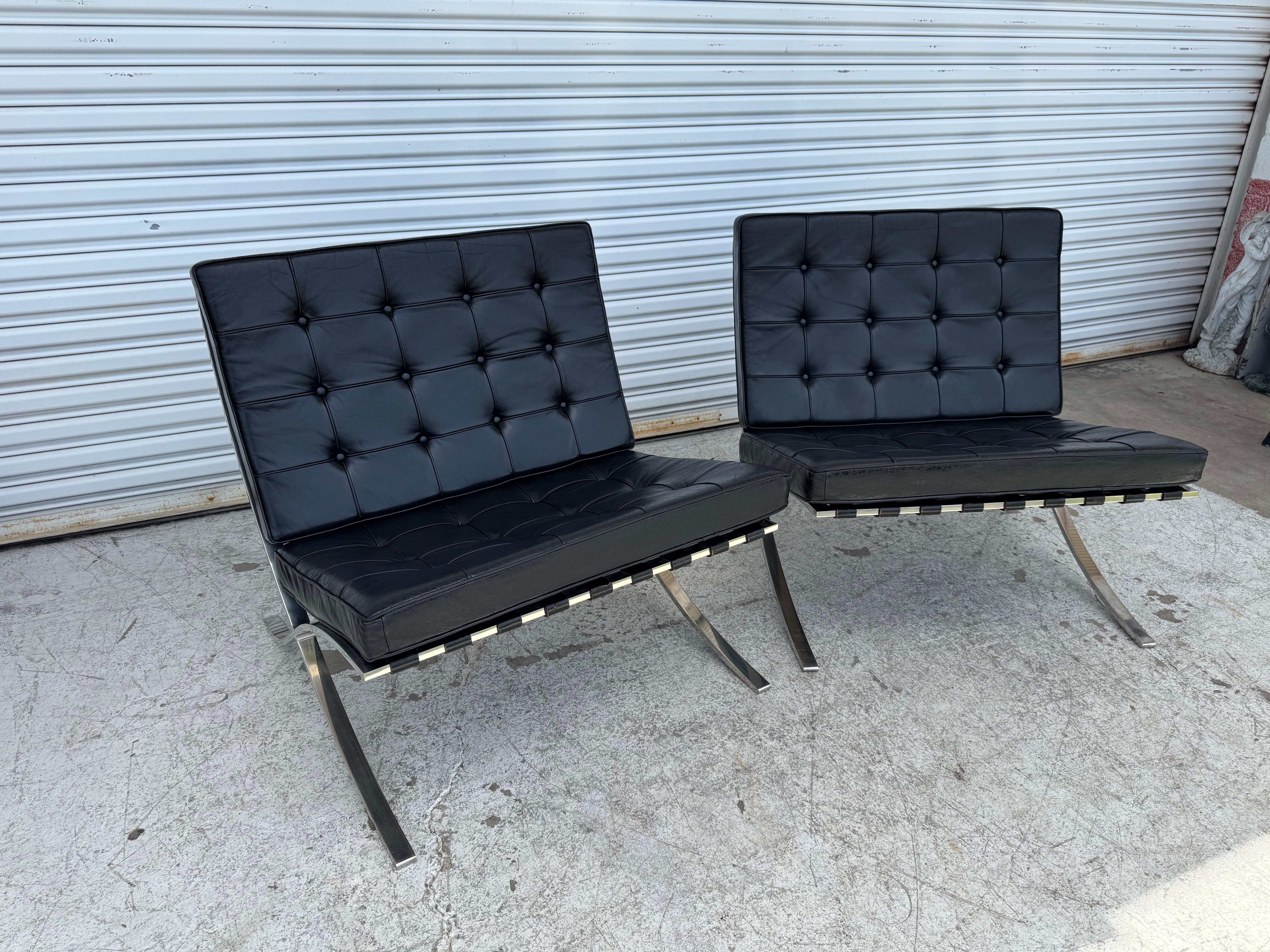 Paire de chaises Knoll Mies Van der Rohe Barcelona en cuir noir.
 

Chaise longue iconique de Ludwig Mies van der Rohe Barcelona pour Knoll International. Structure en acier chromé et coussins d'origine en cuir noir. Signé avec le label du