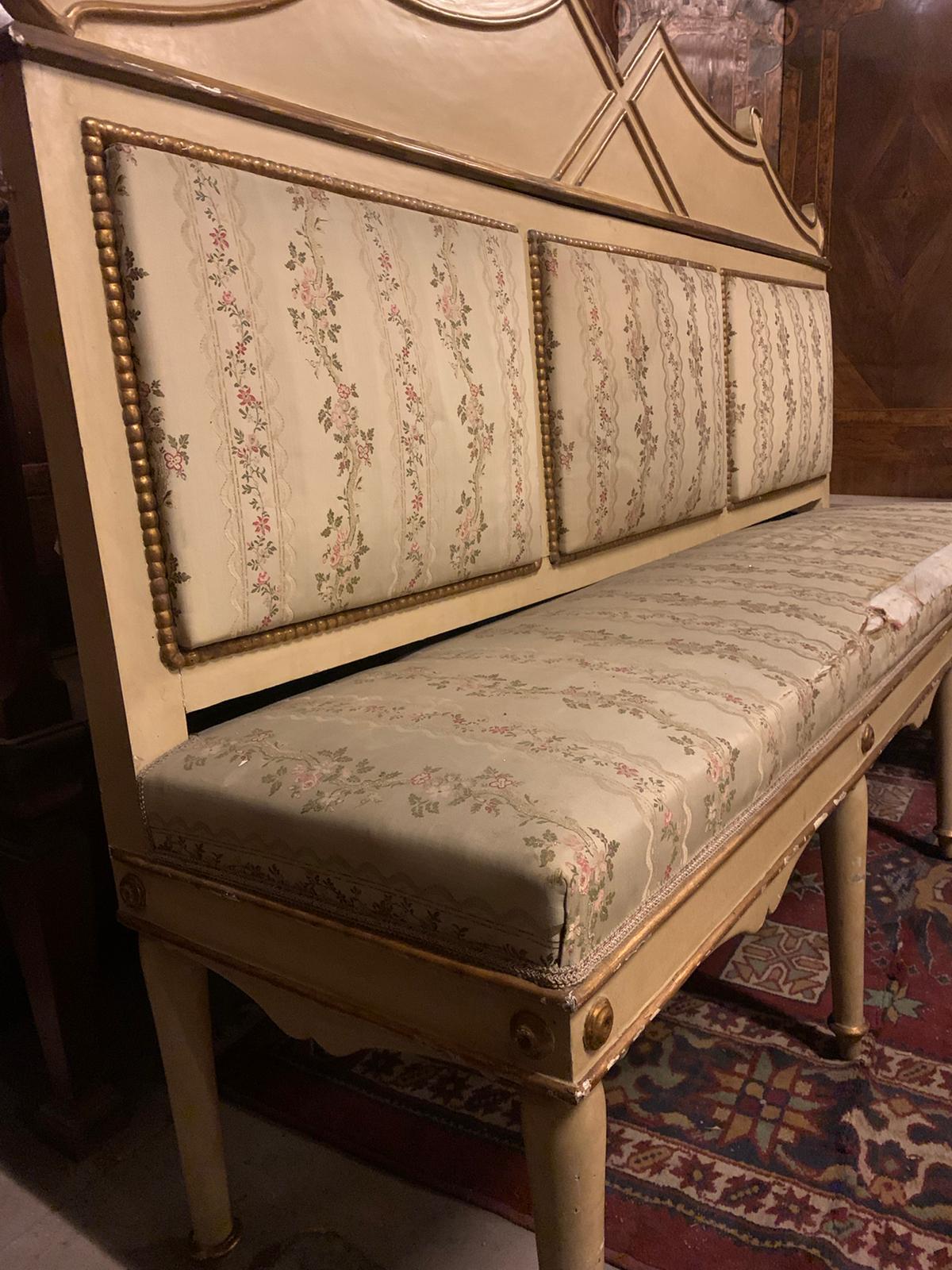 Pair of Vintage Lacquered and Gilded Benches, Early 20th Century, Italy In Good Condition For Sale In Cuneo, Italy (CN)