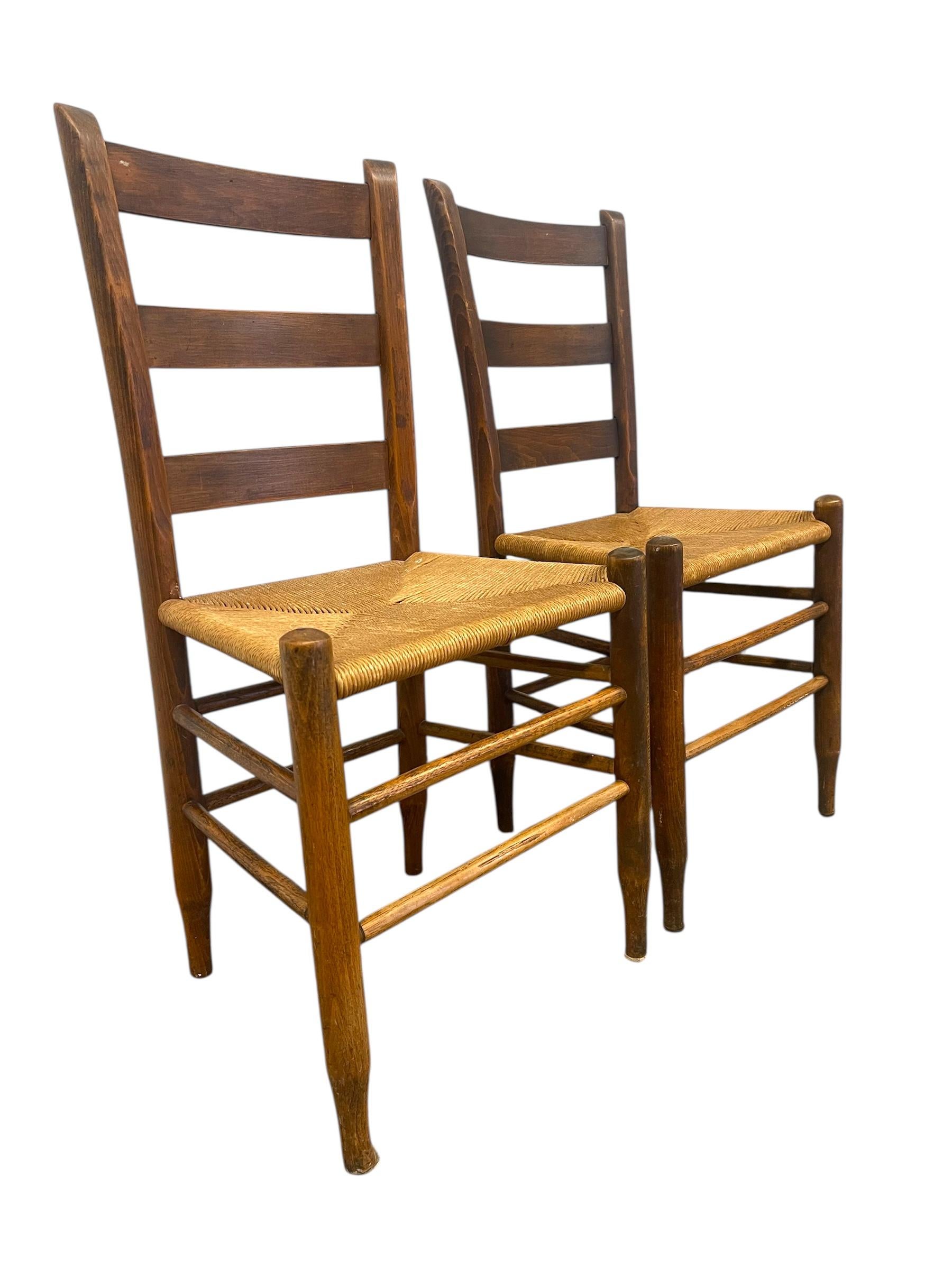 Pareja de sillas vintage con respaldo de escalera y asiento de junco-Sillas auxiliares de comedor rústicas de granja Moderno de mediados de siglo en venta