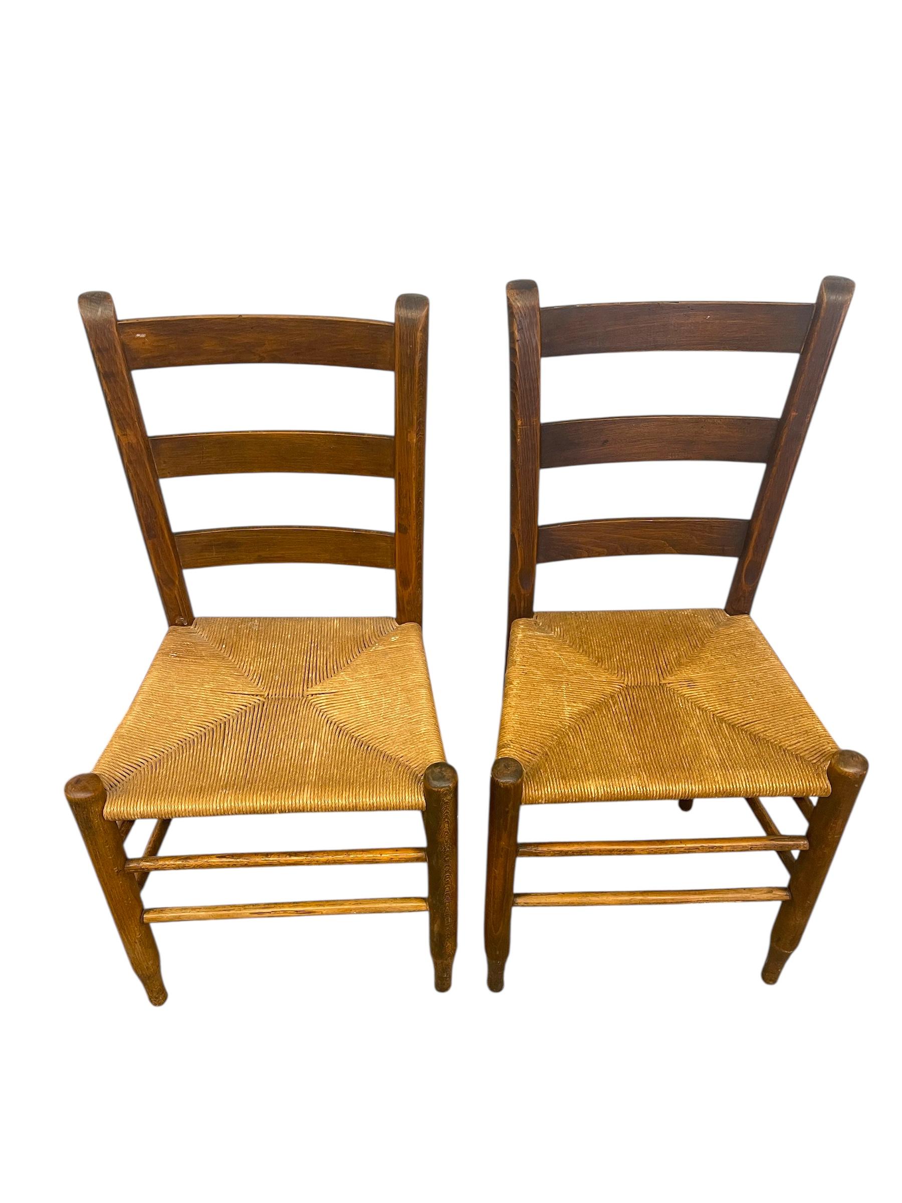Pareja de sillas vintage con respaldo de escalera y asiento de junco-Sillas auxiliares de comedor rústicas de granja finales del siglo XX en venta