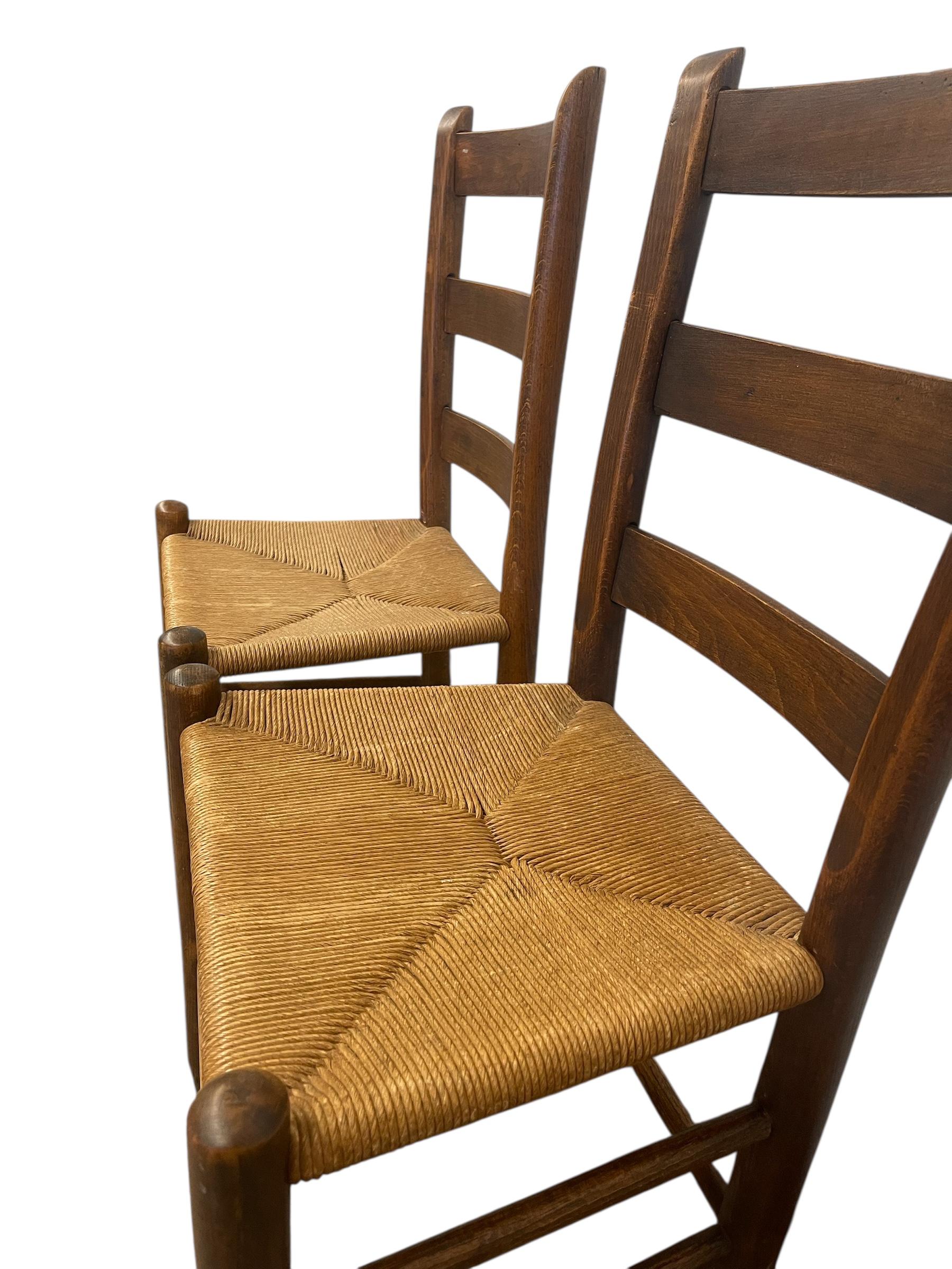 Pareja de sillas vintage con respaldo de escalera y asiento de junco-Sillas auxiliares de comedor rústicas de granja Madera en venta