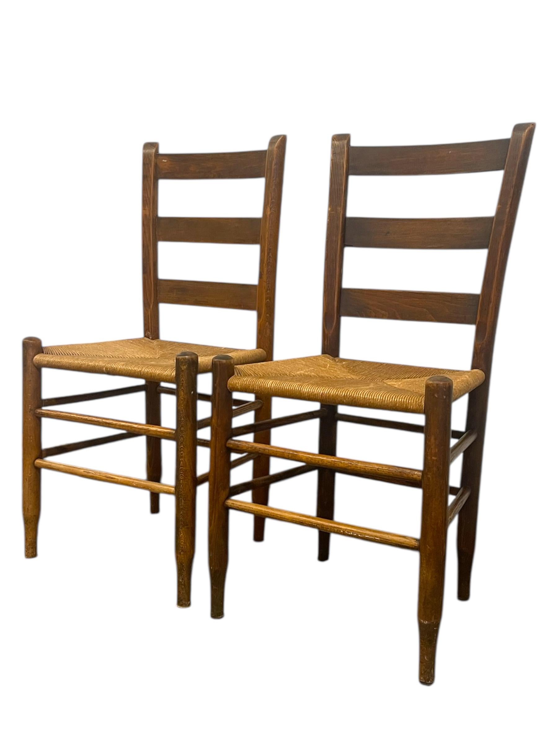 Pareja de sillas vintage con respaldo de escalera y asiento de junco-Sillas auxiliares de comedor rústicas de granja en venta 1