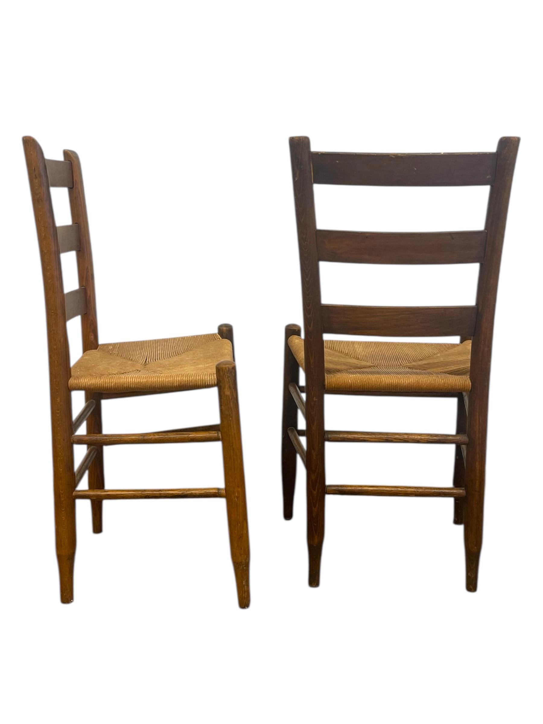 Pareja de sillas vintage con respaldo de escalera y asiento de junco-Sillas auxiliares de comedor rústicas de granja en venta 2