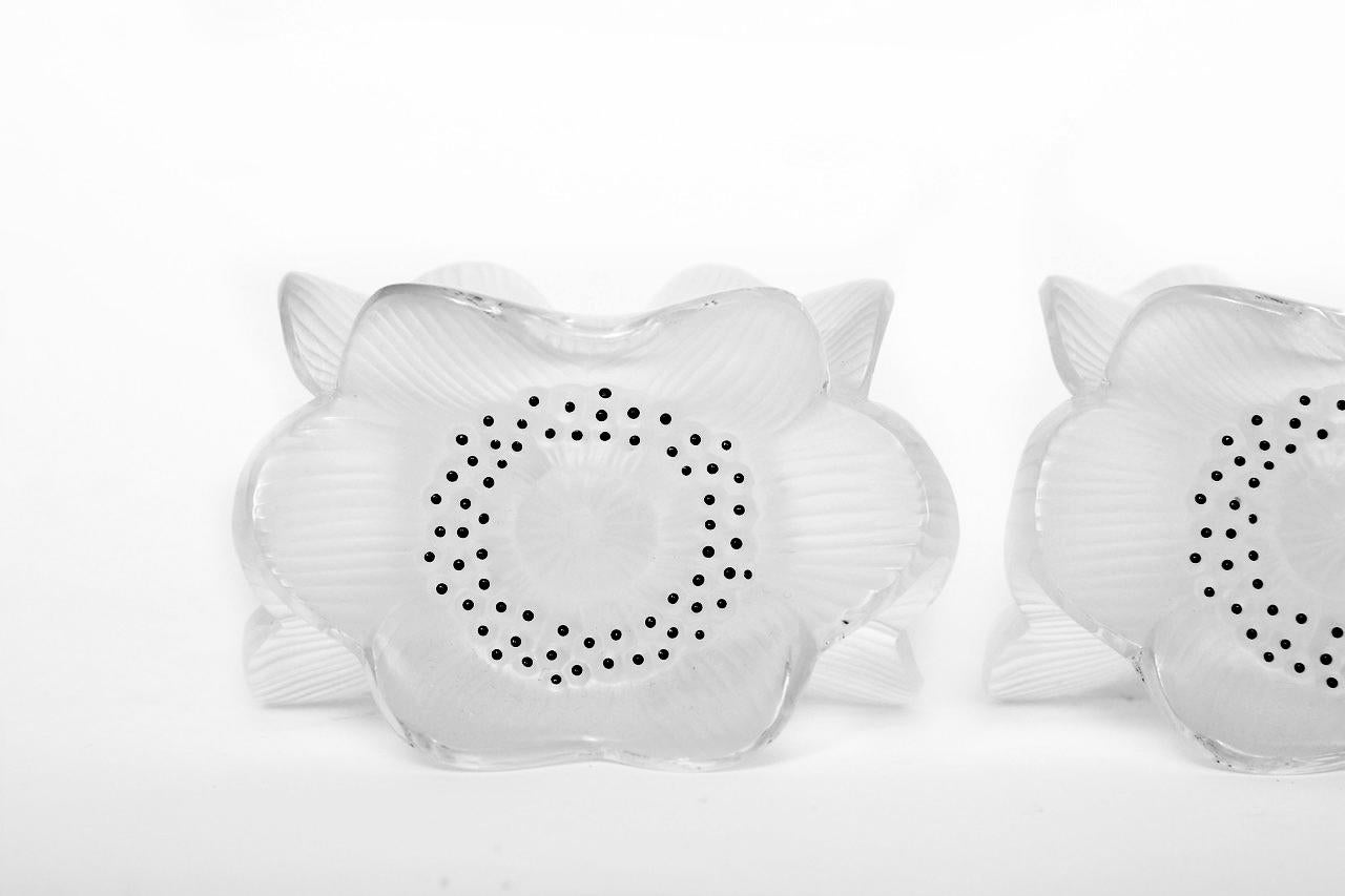 Ein Paar Kerzenhalter aus Lalique-Kristall mit drei Anemonen. Entworfen von Marc Lalique im Jahr 1975. Sie sind handgefertigt und auf gefrostetem und klarem Kristall mit einem Hauch von schwarzer Emaille gemalt. (Die Anemone ist ein Symbol für