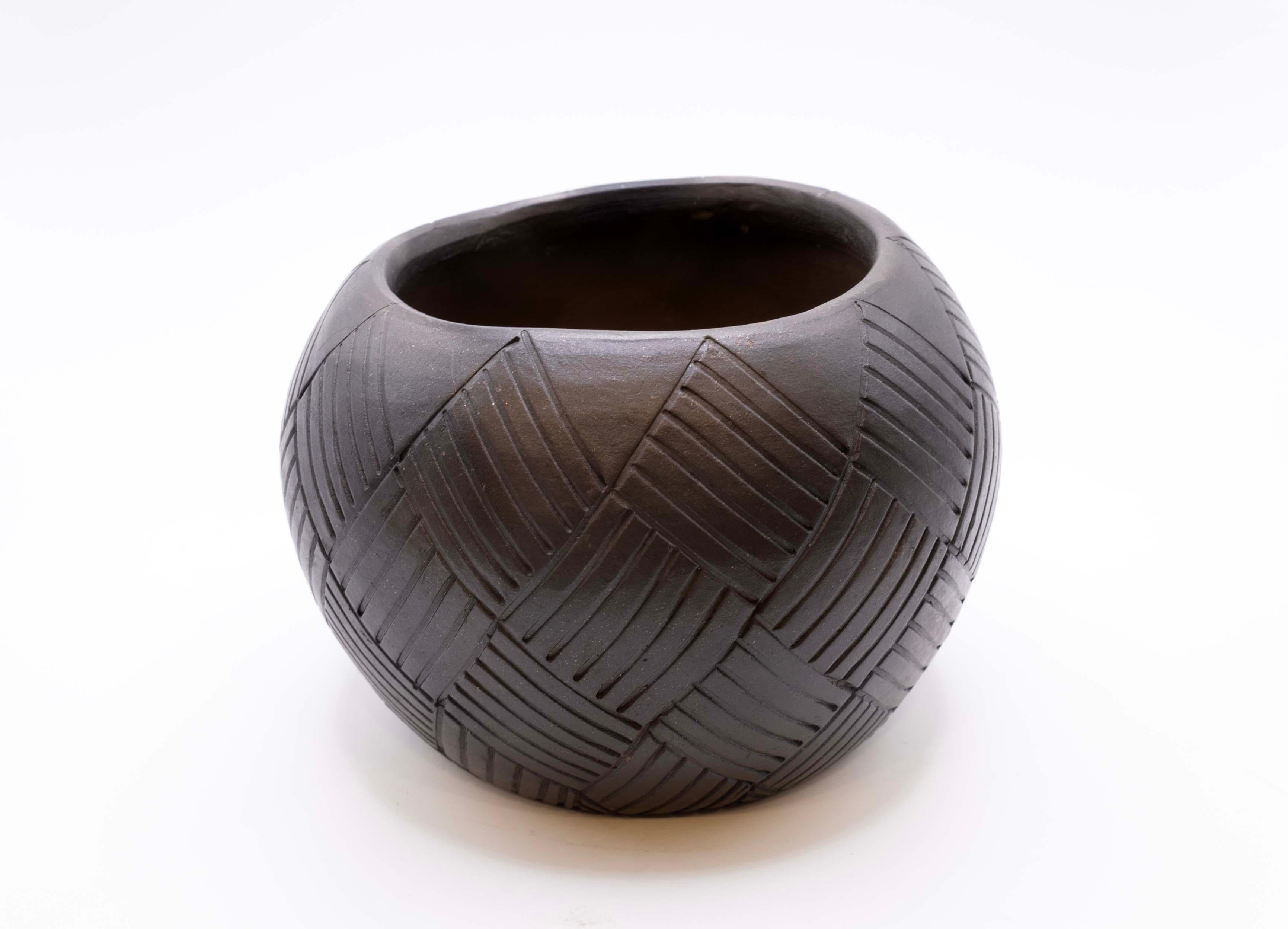 Pair of Vintage Lama Oaxaca Native Mexican Black Clay Vessels w/ Carved Designs 4
