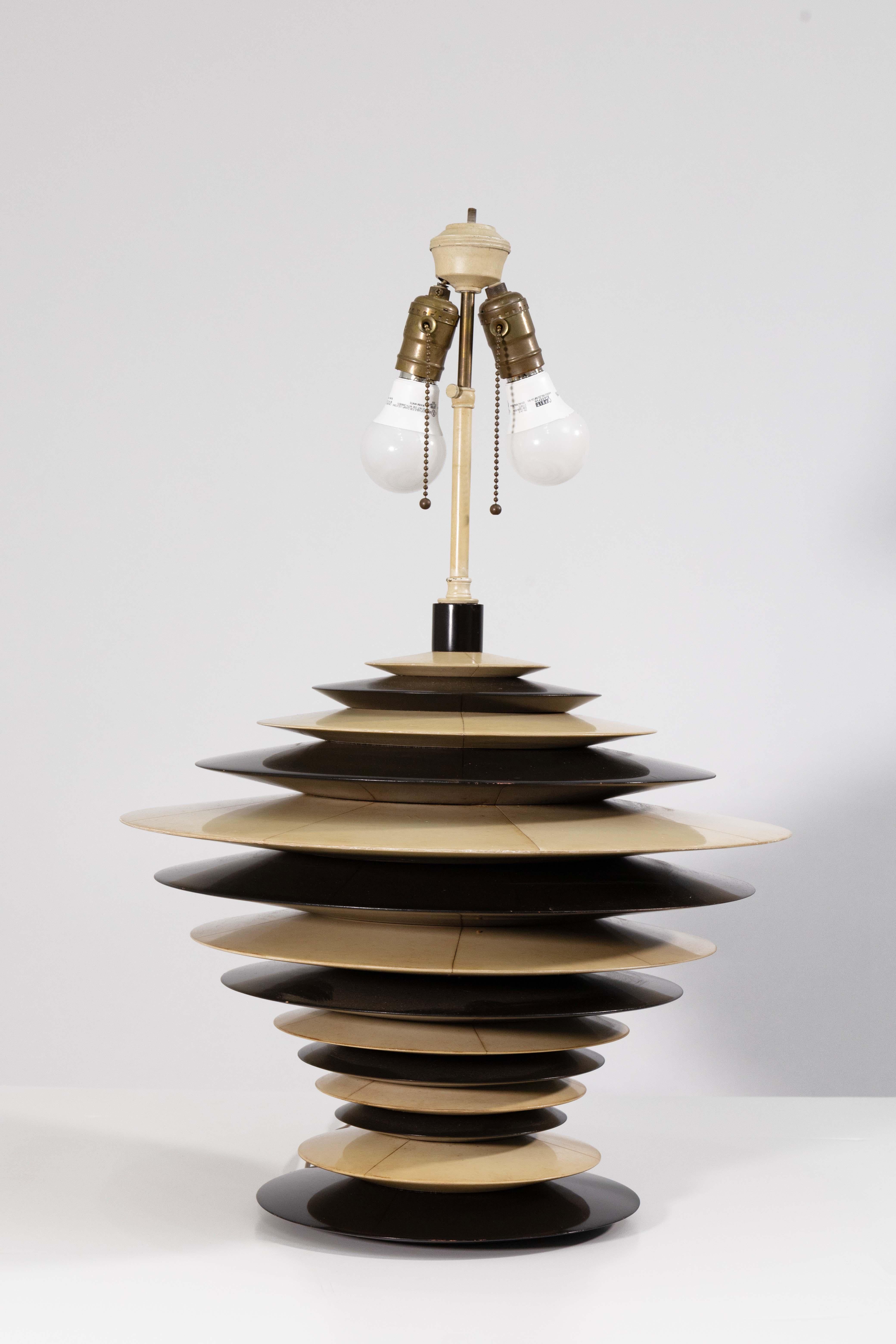 Inconnu Paire de grandes lampes disque vintage Art of Vintage en ébène et crème en vente