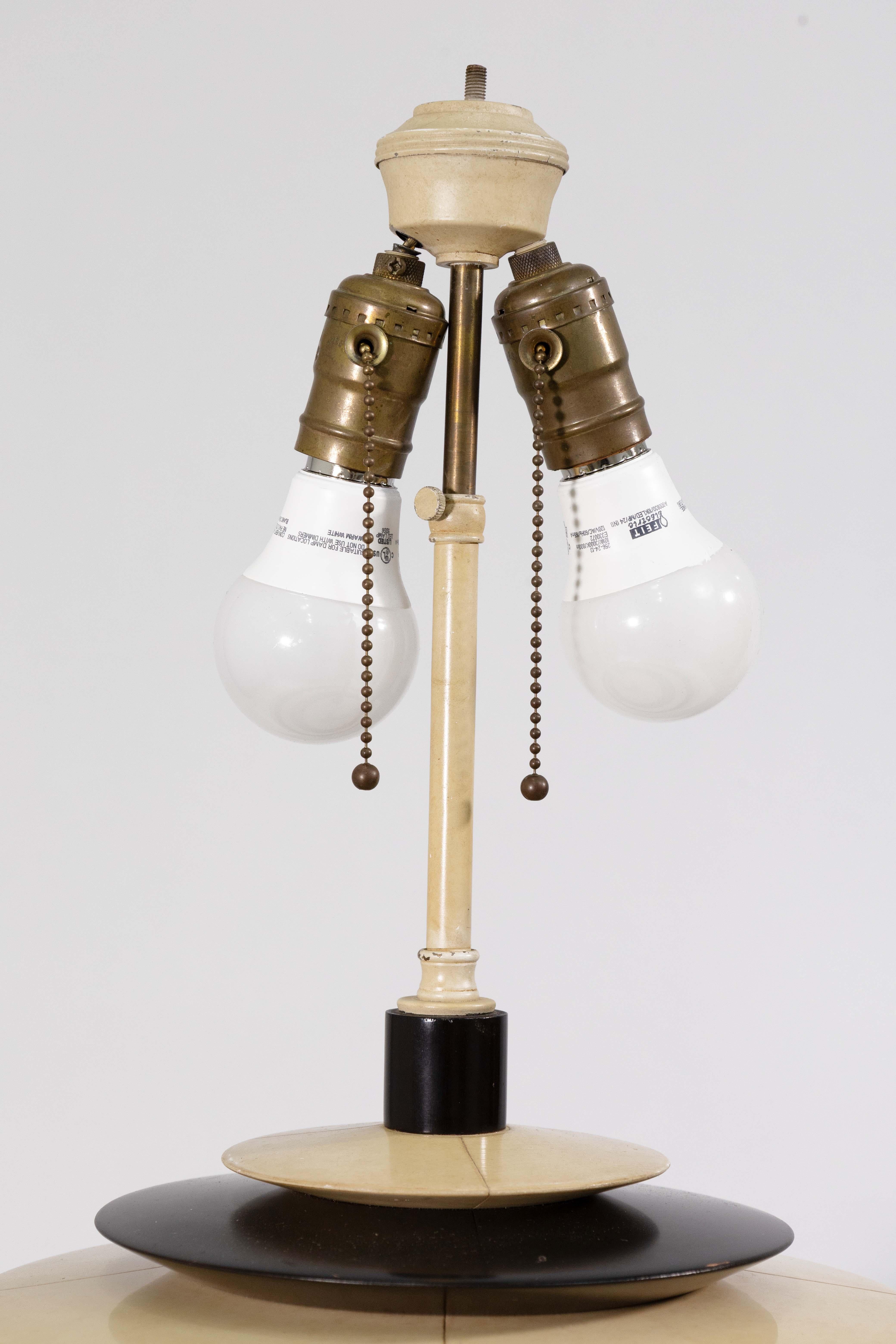 Paire de grandes lampes disque vintage Art of Vintage en ébène et crème Bon état - En vente à Keego Harbor, MI