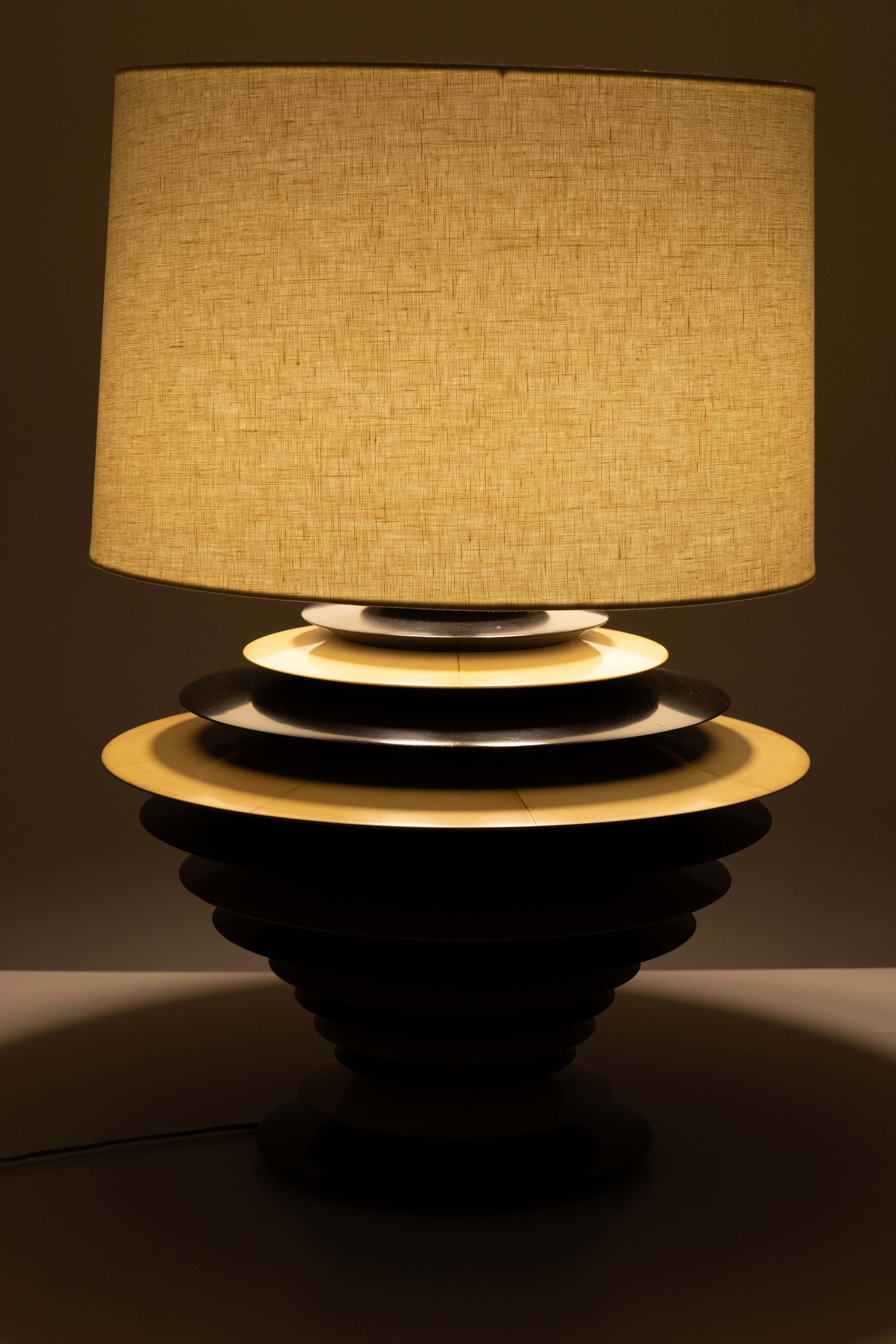 Paire de grandes lampes disque vintage Art of Vintage en ébène et crème en vente 2