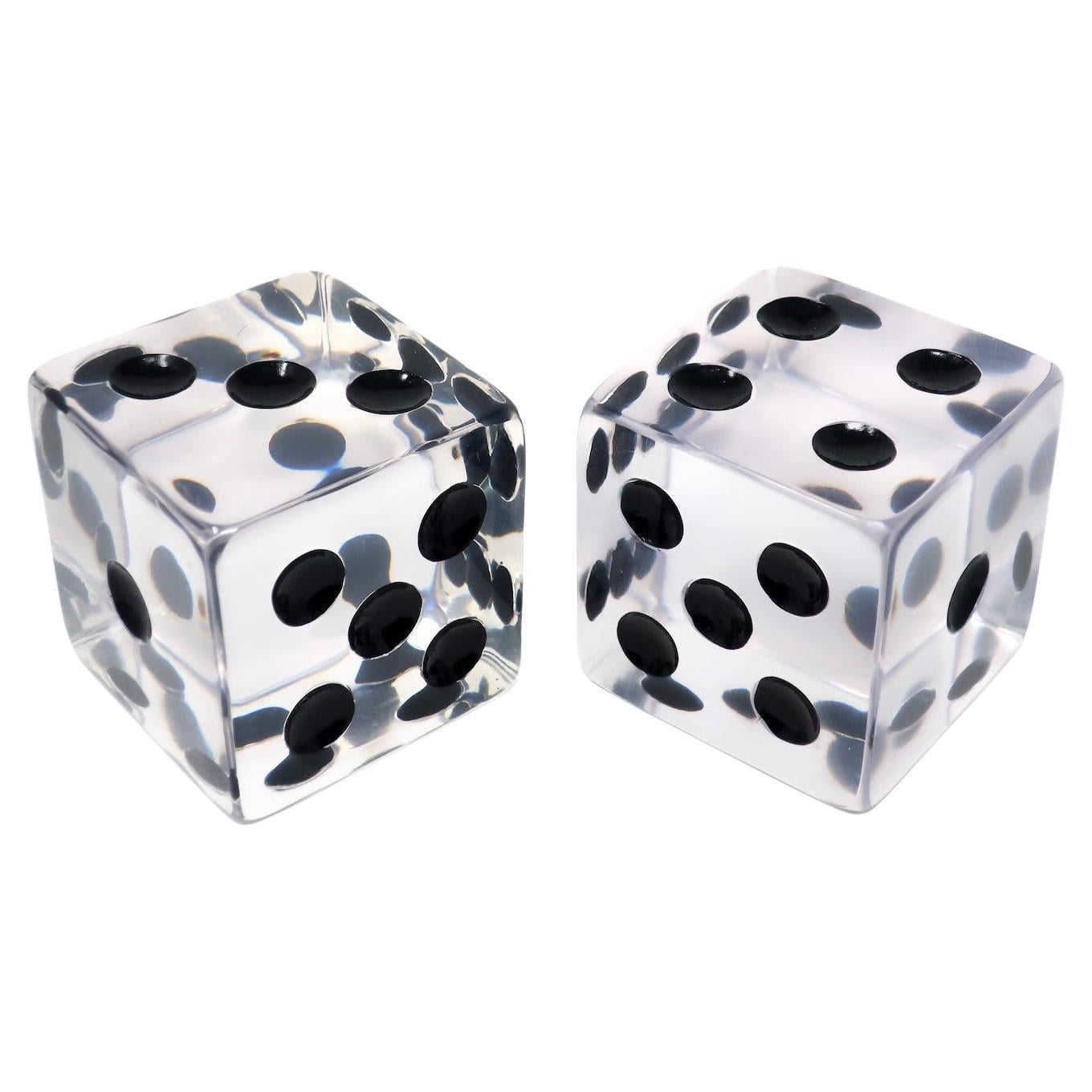 Coppia di dadi di lucite vintage di grandi dimensioni