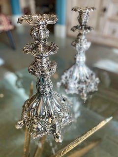 Coppia di grandi candelieri con piede in argento Repoussé d'epoca