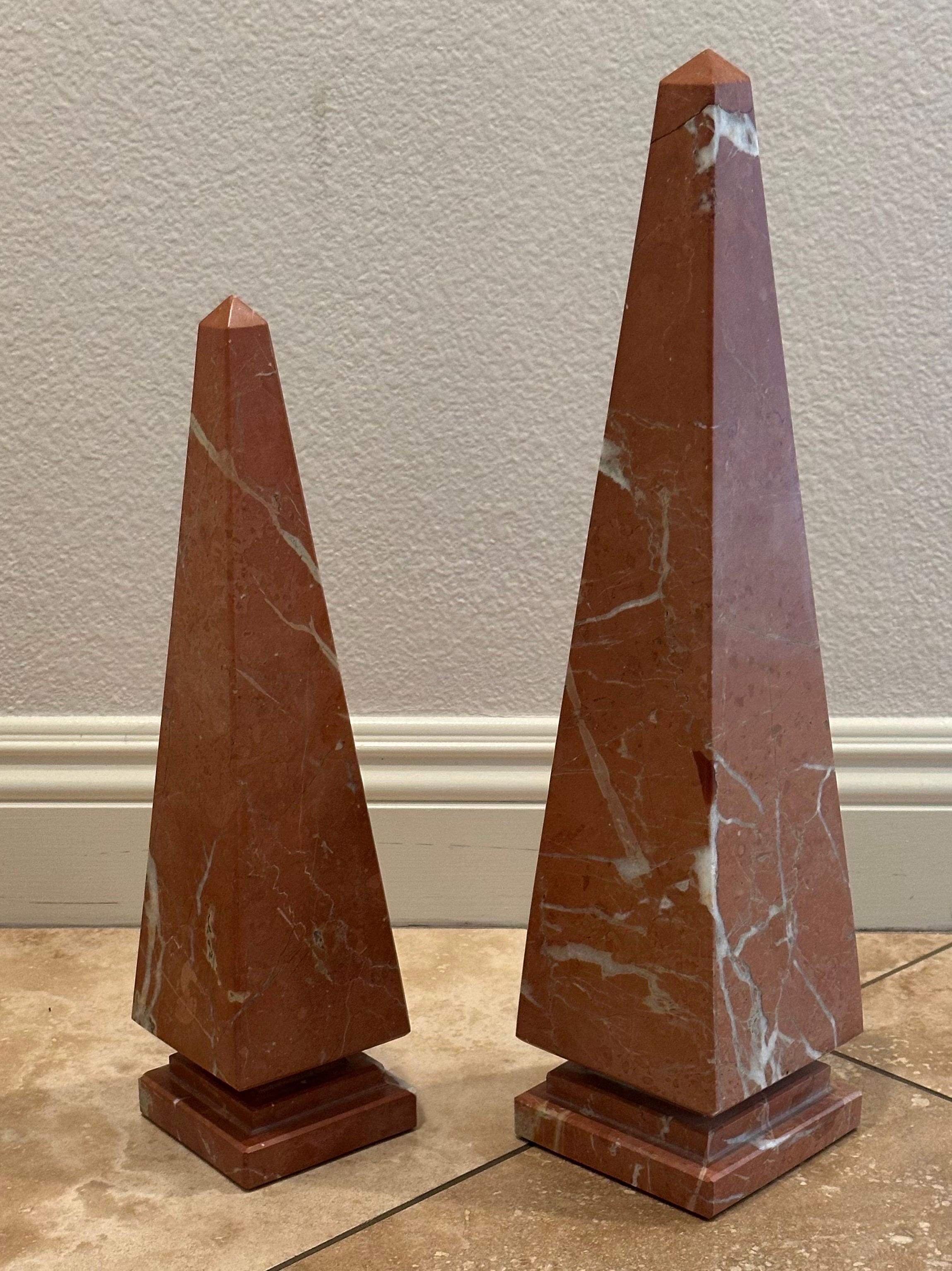 Marbre Paire de grands obélisques en marbre italien massif d'époque en vente