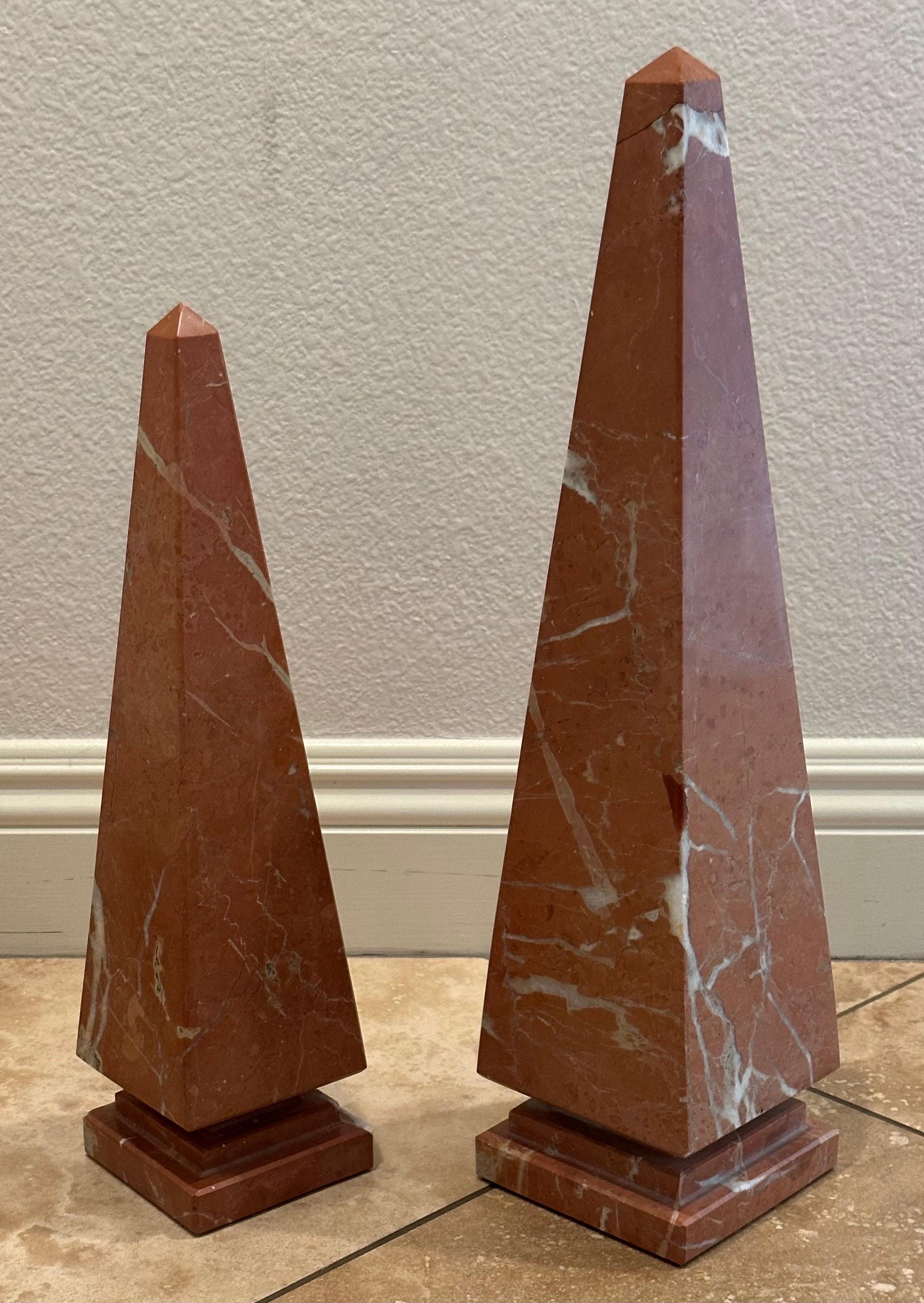 Paire de grands obélisques en marbre italien massif d'époque en vente 1