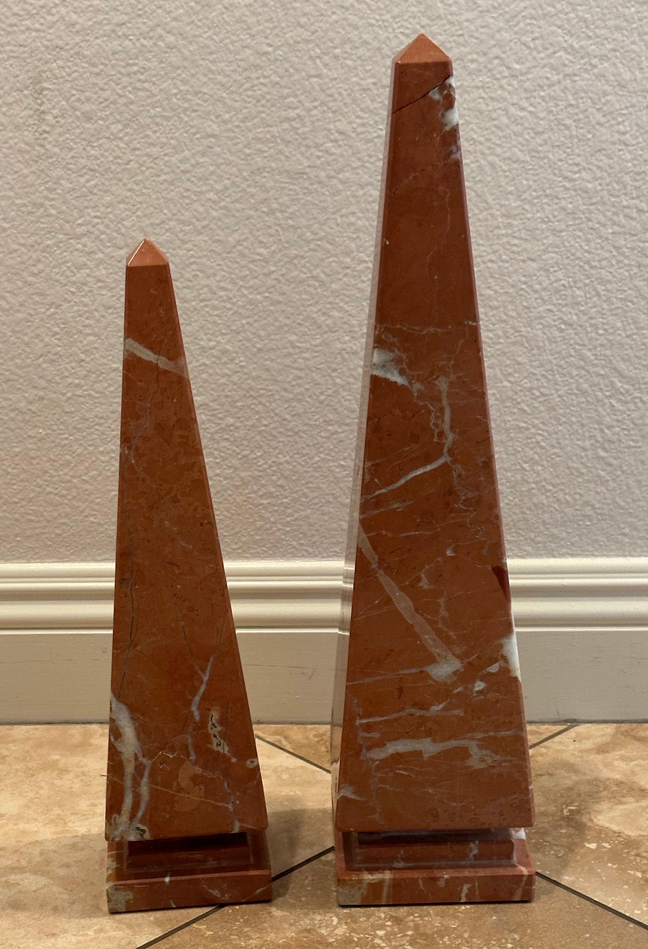 Paire de grands obélisques en marbre italien massif d'époque en vente 2