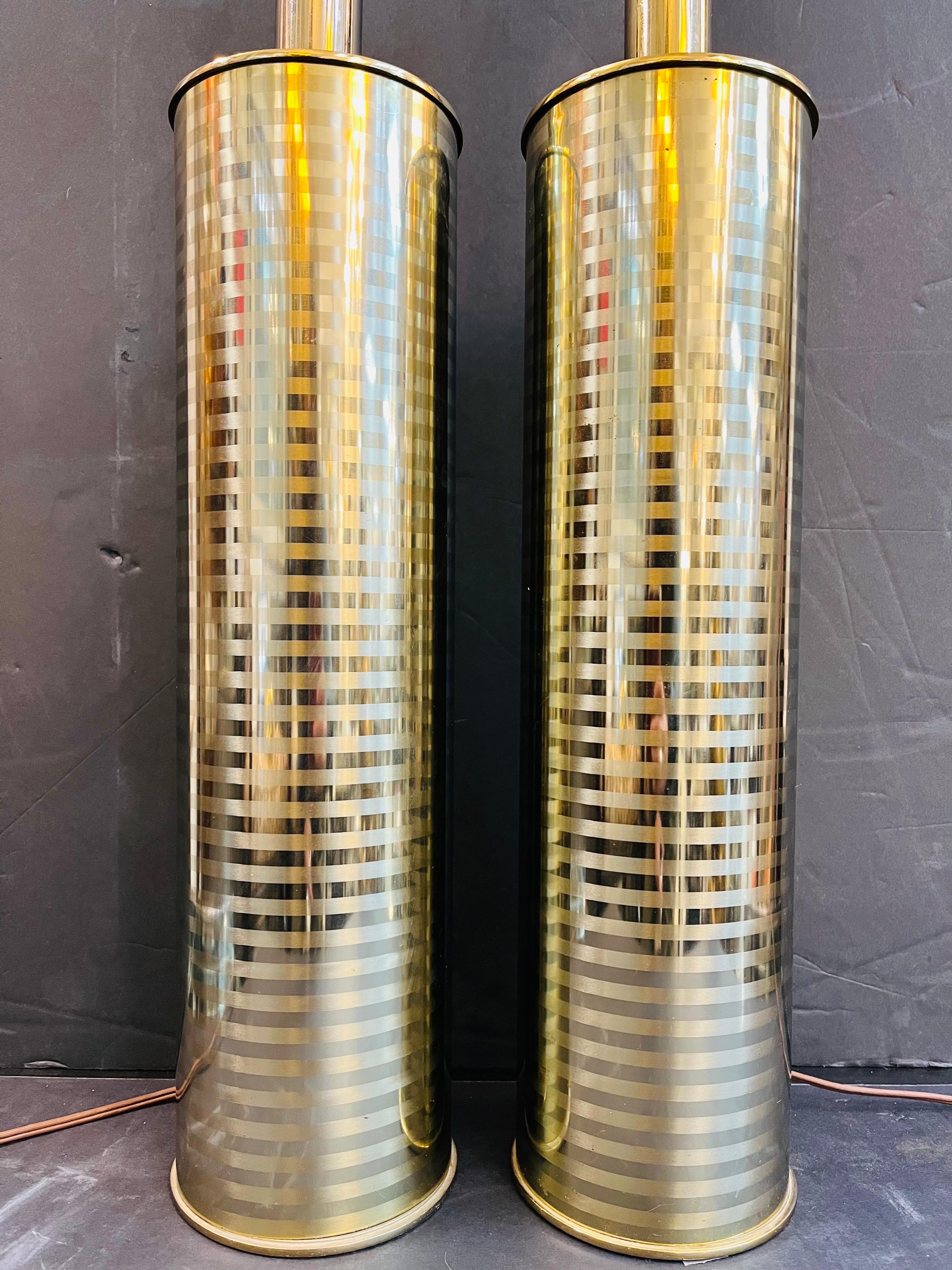 A vintage pair of mid century modern style lamps by the well known Laurel Lamp Company. Laurel was founded in New Jersey by the Weiss Brothers, Harold and Max, in 1941. The company produced a staggering variety of atomic era lighting from in house