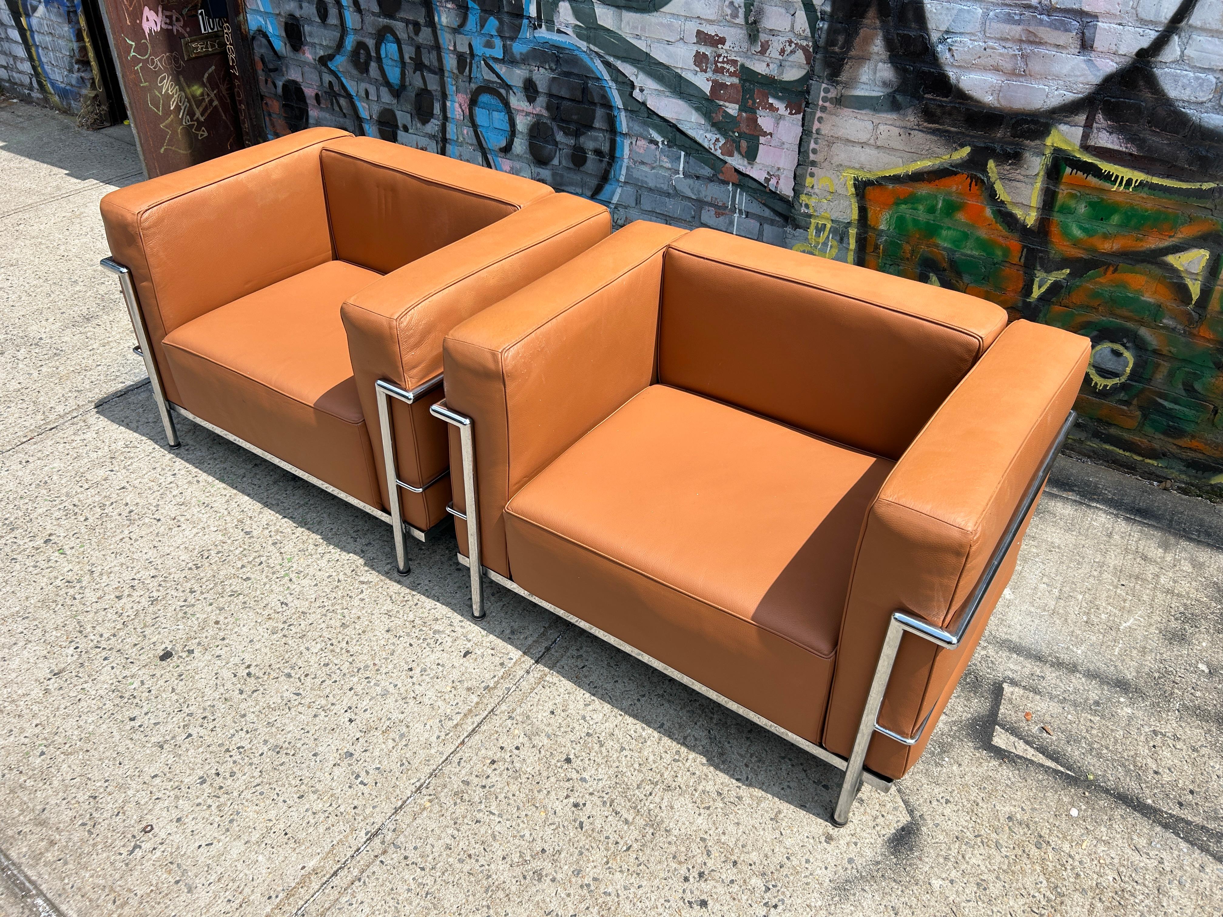 Mid-Century Modern Pair of Vintage LC3 leather chrome frame lounge chairs by Le Corbusier