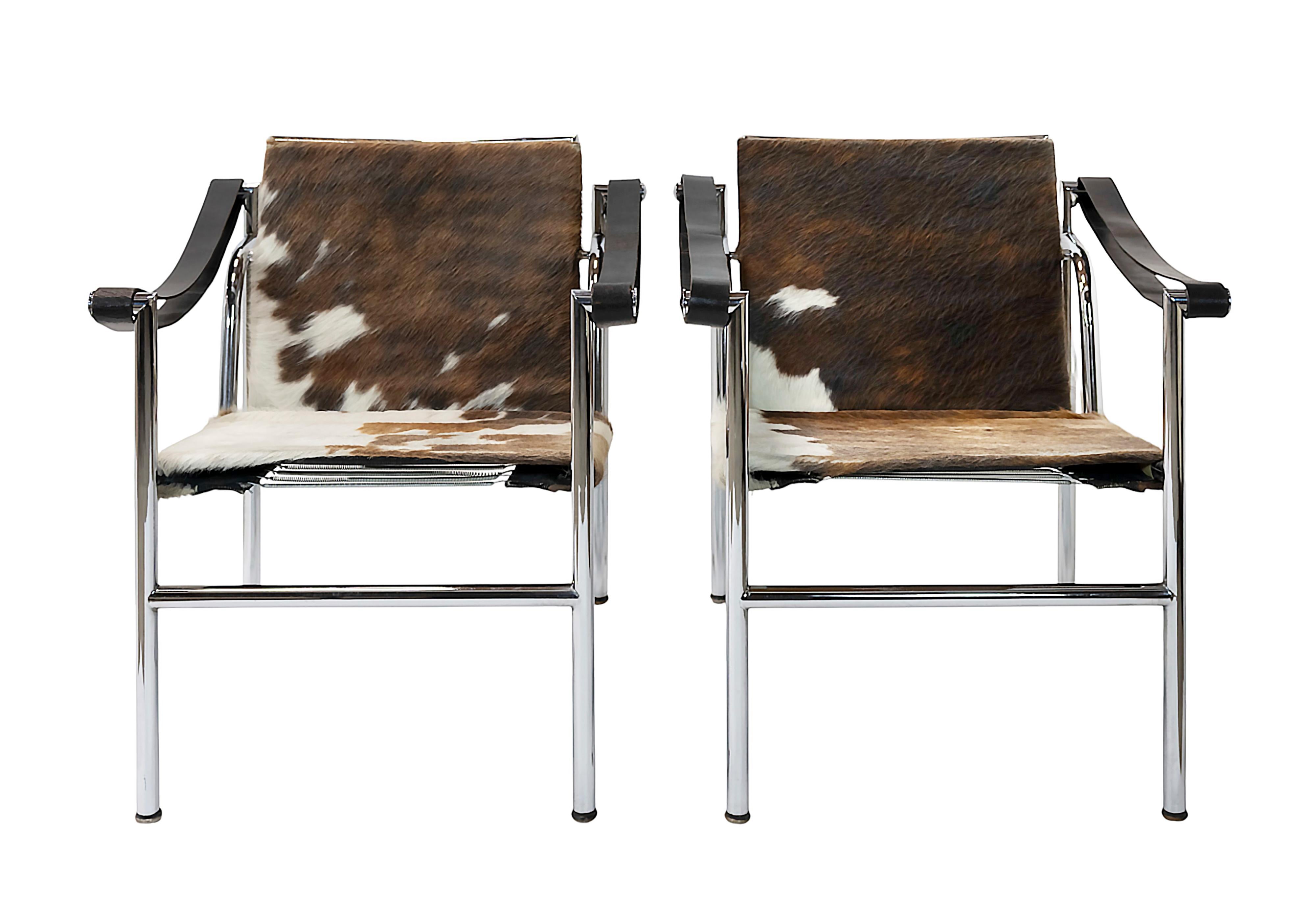 Ein Paar LC1-Stühle, entworfen von Le Corbusier, Pierre Jeanneret, Charlotte Perriand, um 1928.
Gestell aus verchromtem Stahlrohr, Polsterung aus Fell. 
Auf dem Rahmen markiert/graviert: Le Corbusier LC1 11465 und Le Corbusier LC1 11503. 
Sehr guter