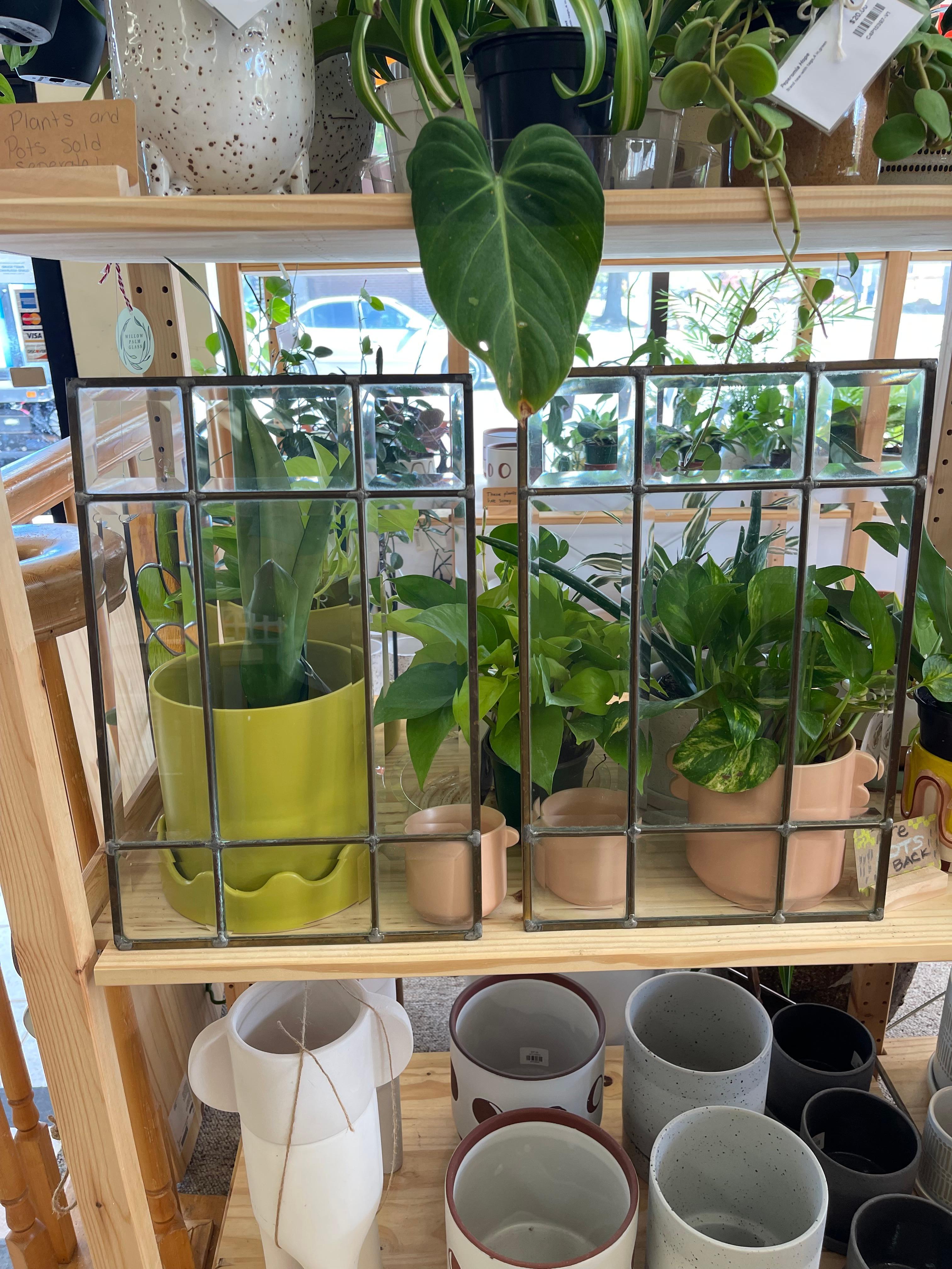 Fine XX secolo Coppia di pannelli per finestre in vetro smussato con piombo d'epoca in vendita