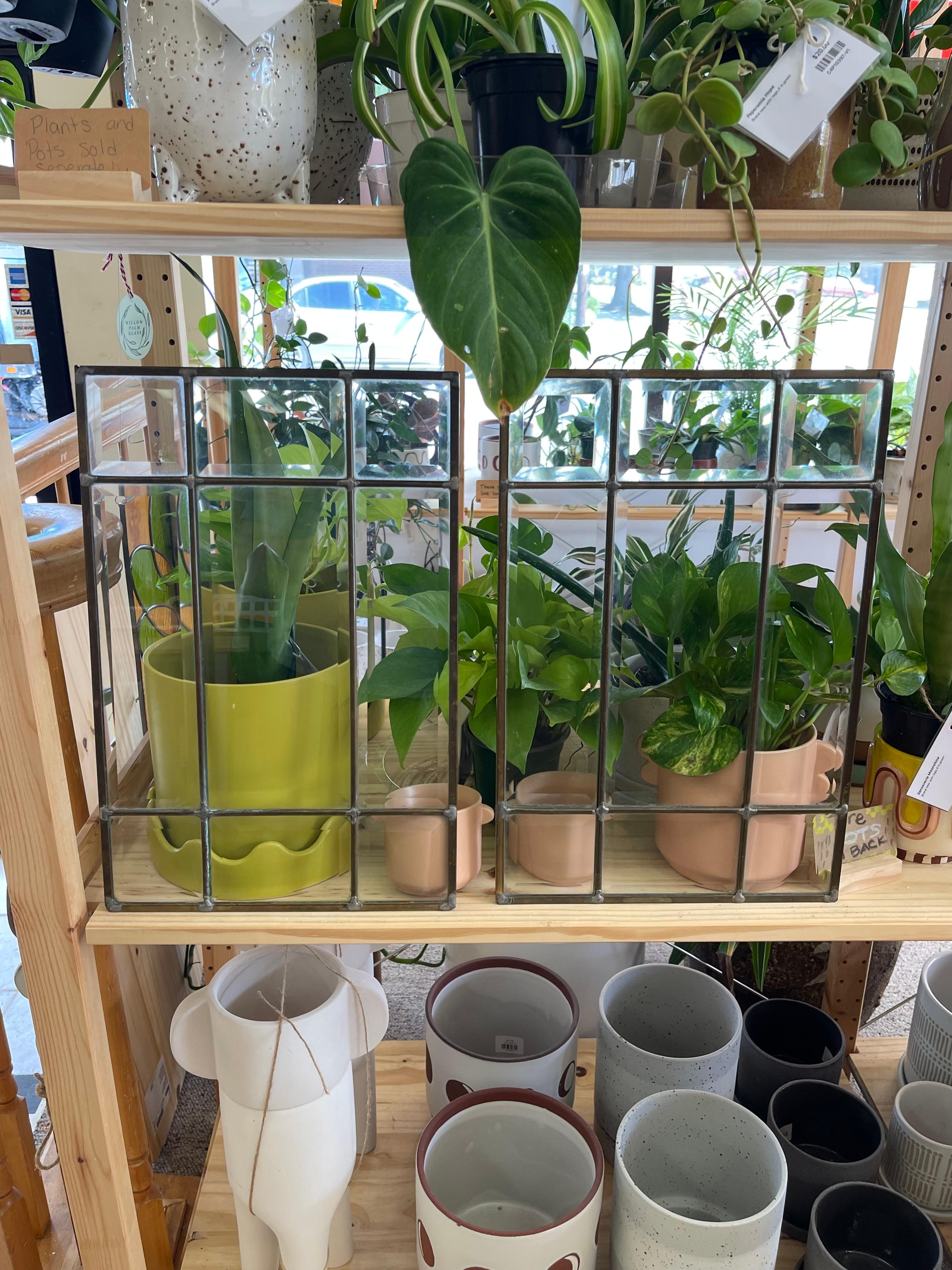 Vetro Coppia di pannelli per finestre in vetro smussato con piombo d'epoca in vendita