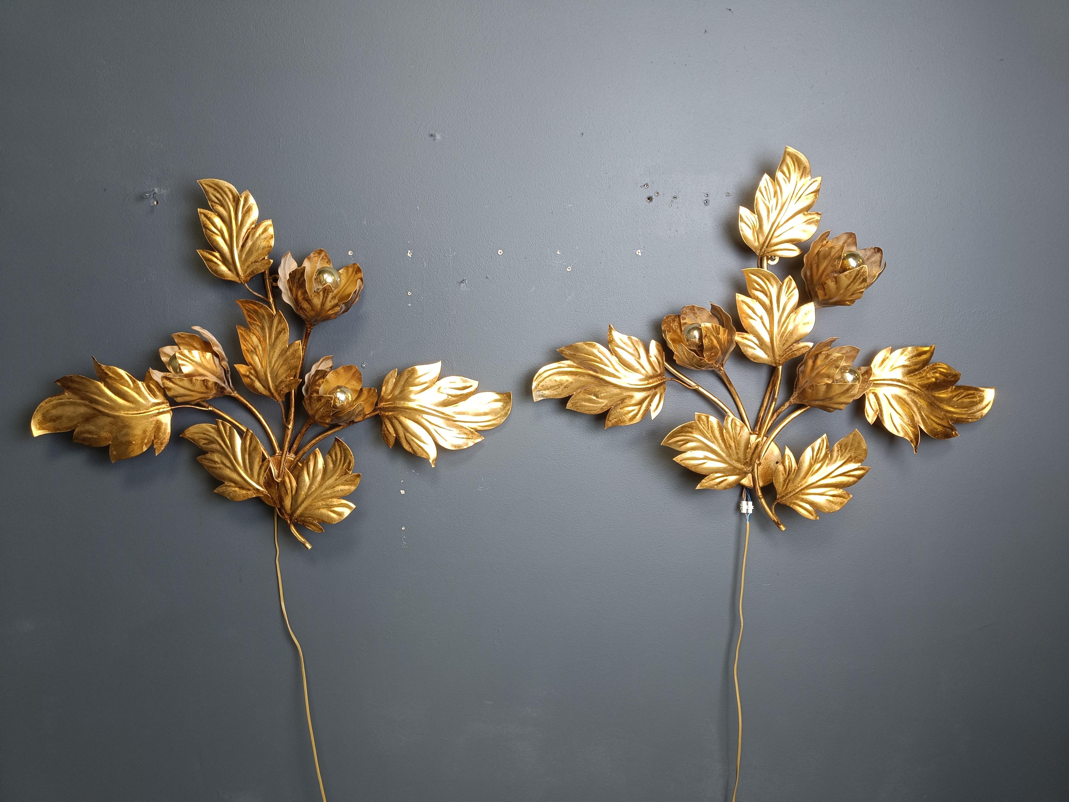 Charmante Wandleuchten aus vergoldetem Blattmetall von Hans Kögl.

Diese Wandleuchten mit natürlichem Design stellen einen Branch mit Blättern und Blumen dar.

Diese Leuchten geben ein warmes Licht ab und haben drei Lichtpunkte.

Guter Zustand,