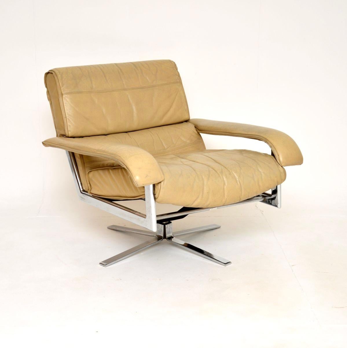 Mid-Century Modern Paire de fauteuils vintage en cuir et chrome par Pieff en vente