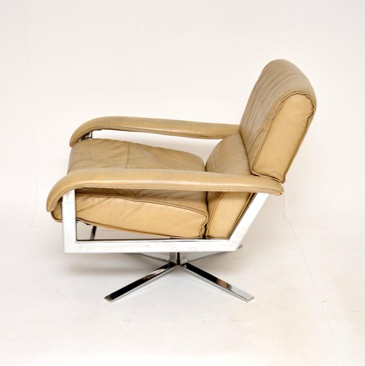 Cuir Paire de fauteuils vintage en cuir et chrome par Pieff en vente