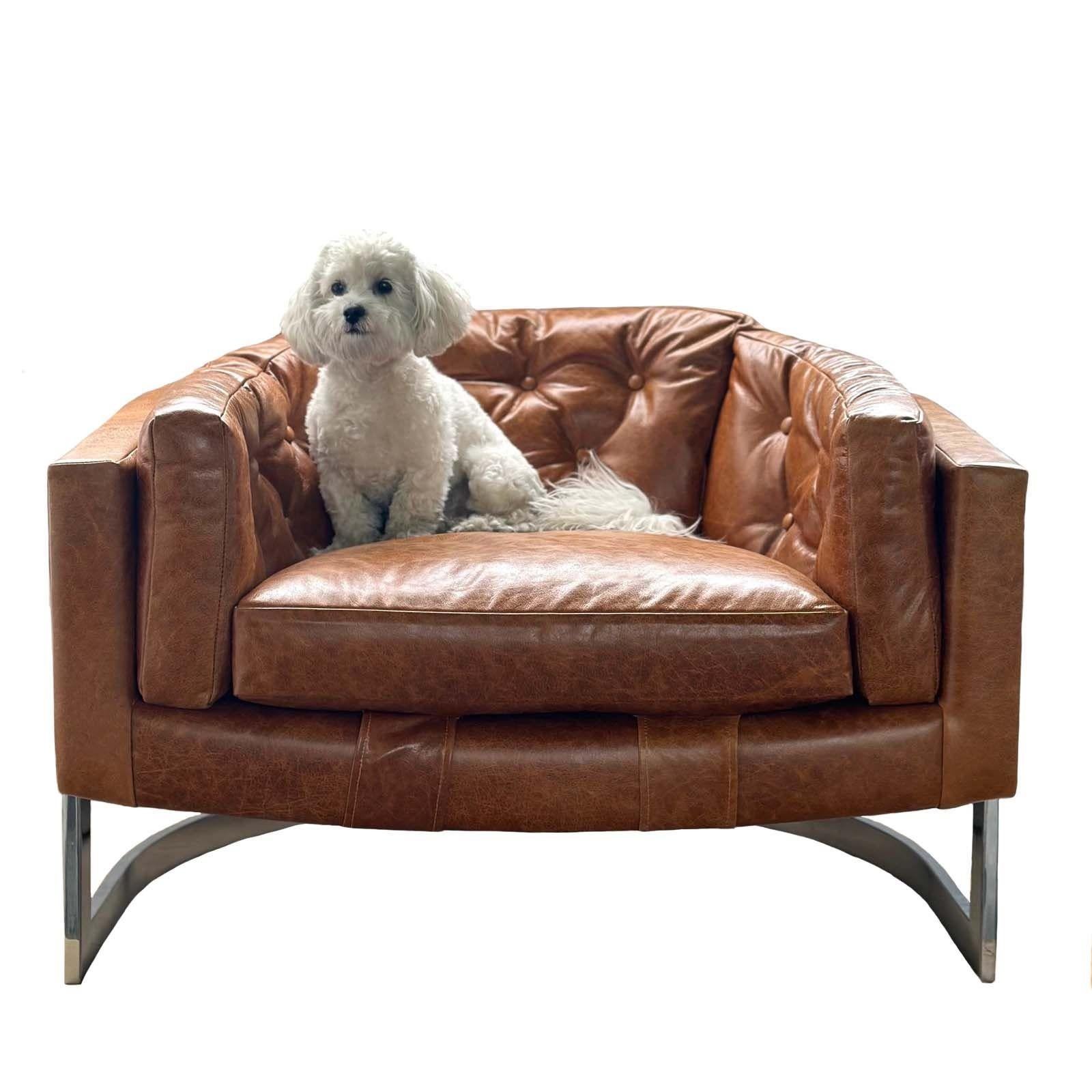Une paire frappante de chaises longues américaines vintage dans le style emblématique de Milo By, retapissées dans un cuir véritable riche et souple. Ces fauteuils à profil bas présentent des lignes épurées et modernes ainsi qu'une base chromée