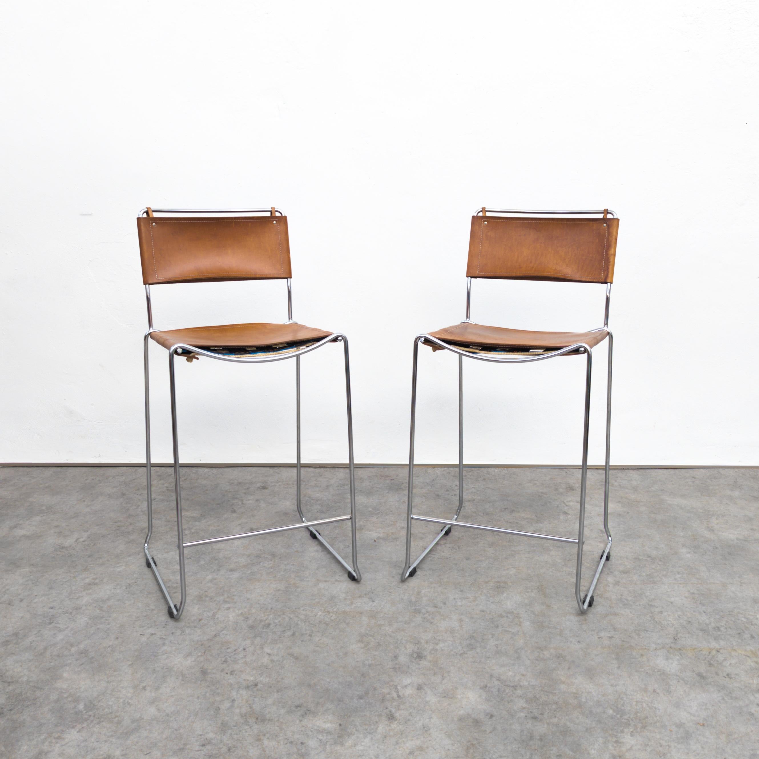 A  pair of 1970s Italian bar stools designed by Giandomenico Belotti for Alias. Leather seats affixed to a sturdy chrome frame. In very good vintage condition with lovely patinated high quality saddle leather. Height 87 cm, width 45 cm, depth 40 cm,