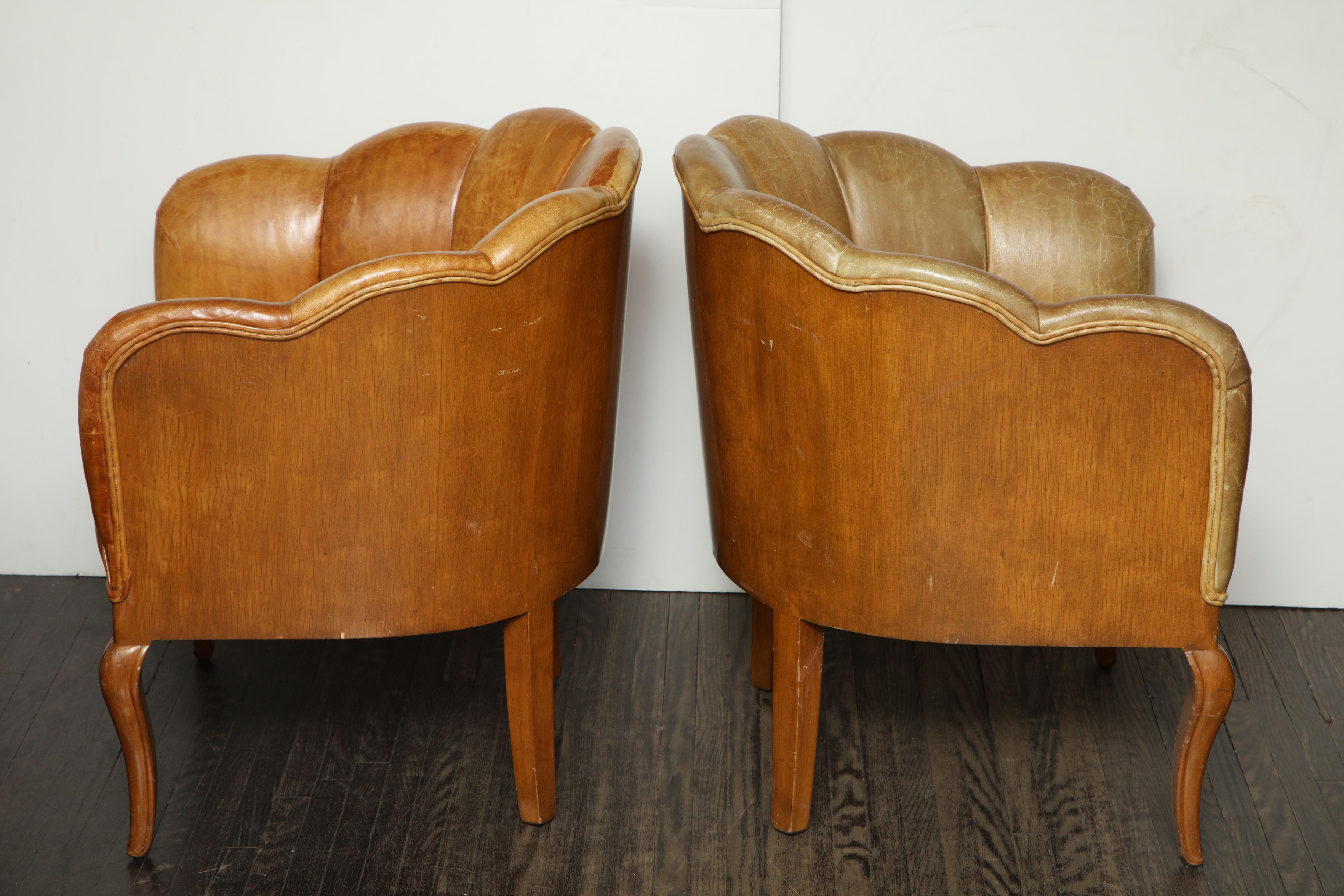 Paar Vintage Leder Kanal zurück Petite Stühle (Europäisch)