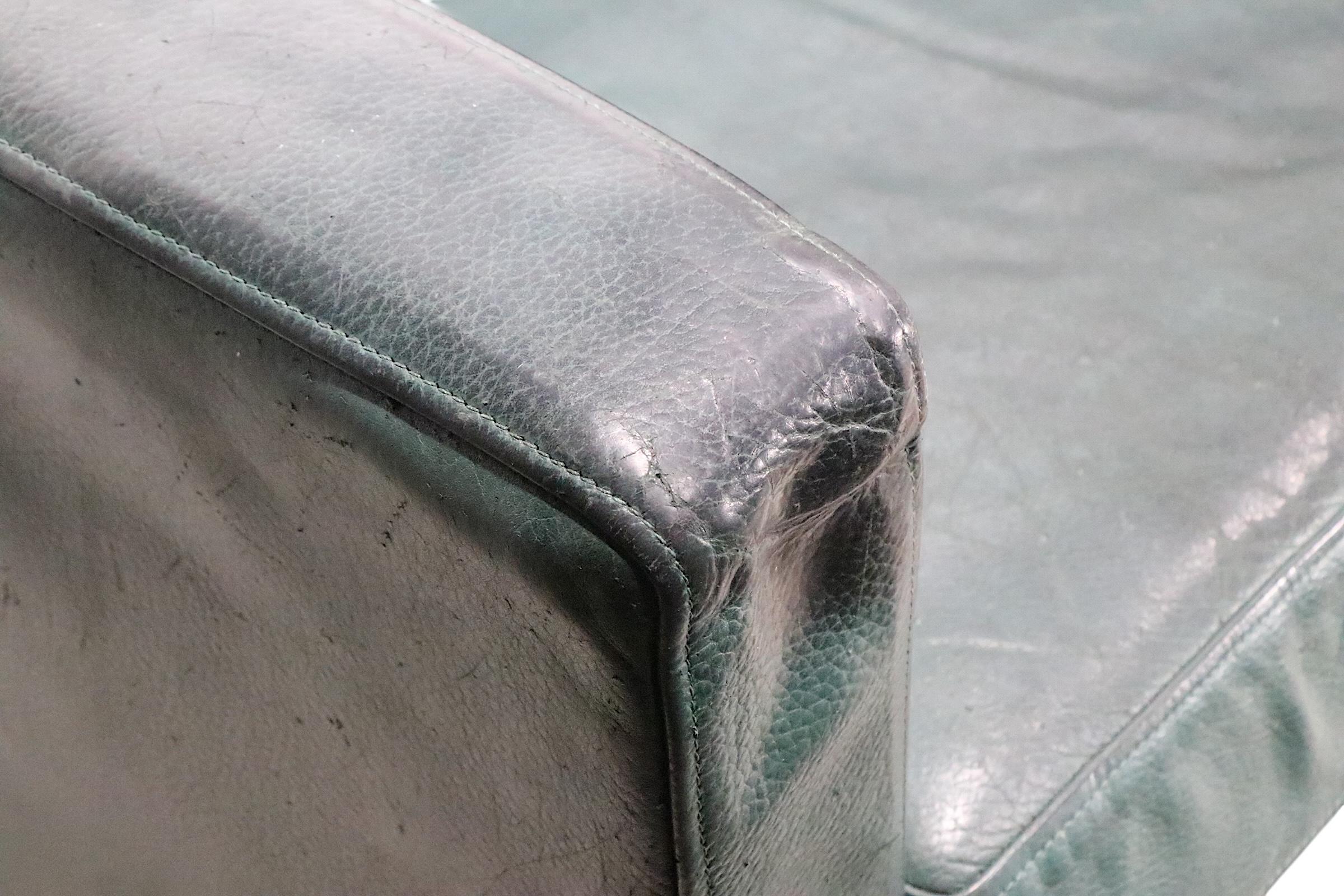 Paire de cubes en cuir vintage  Fauteuils club de Metropolitan c.I.C. en vente 6