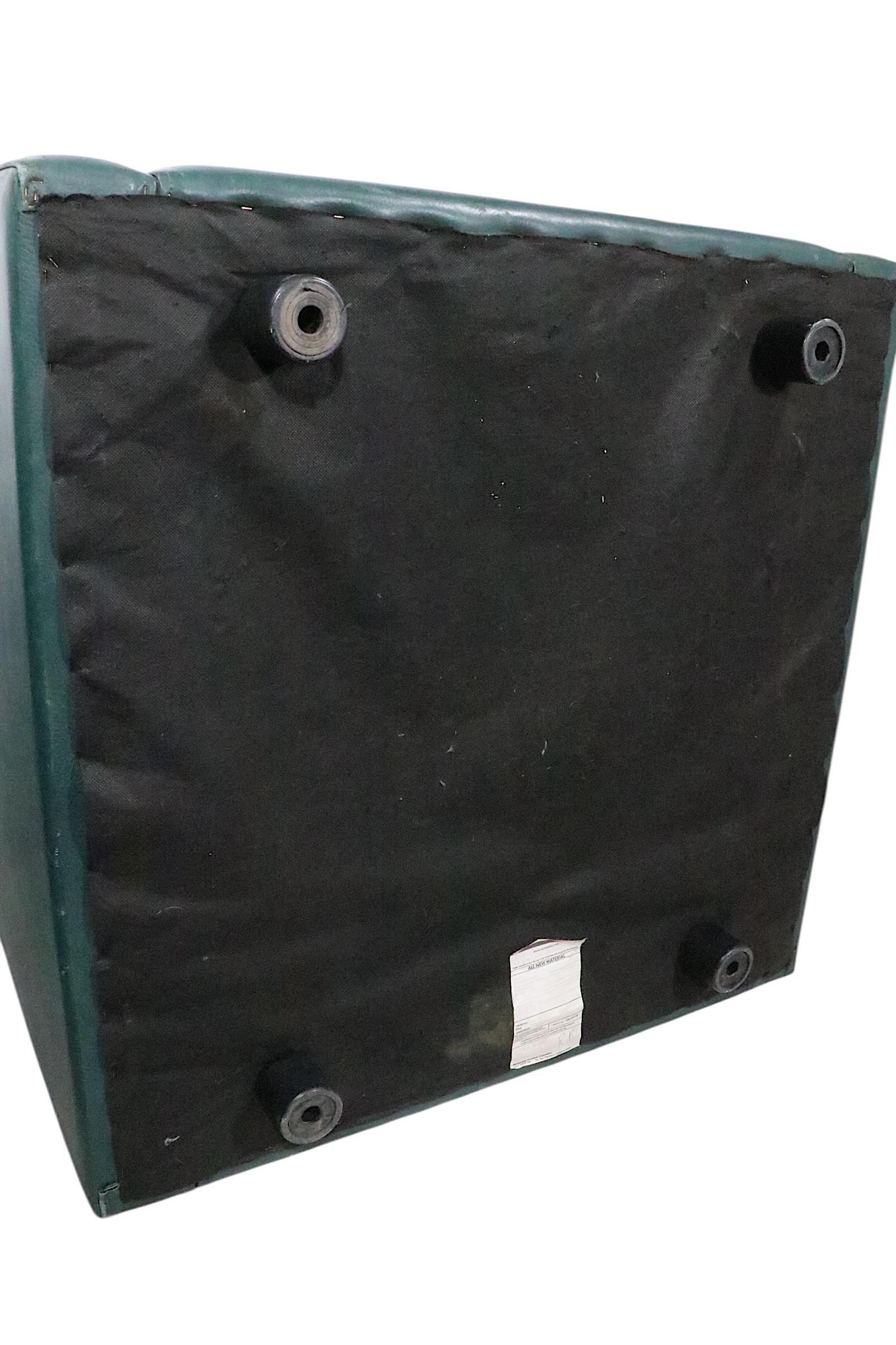 Paire de cubes en cuir vintage  Fauteuils club de Metropolitan c.I.C. en vente 9