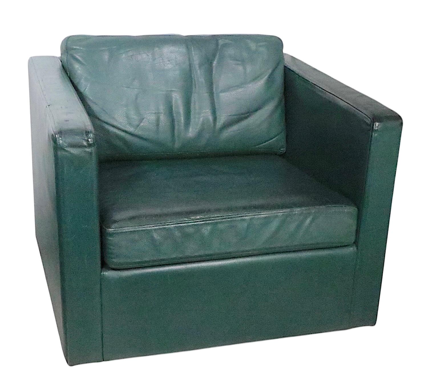 Exceptionnelle paire de grands fauteuils club en cuir vert de forme cubique par  de la Metropolitan ( Metro ) Furniture Company, peut-être conçu par Jules Heumann,  circa 1970's. Les chaises sont dotées d'un cadre en bois massif bien travaillé, d'un