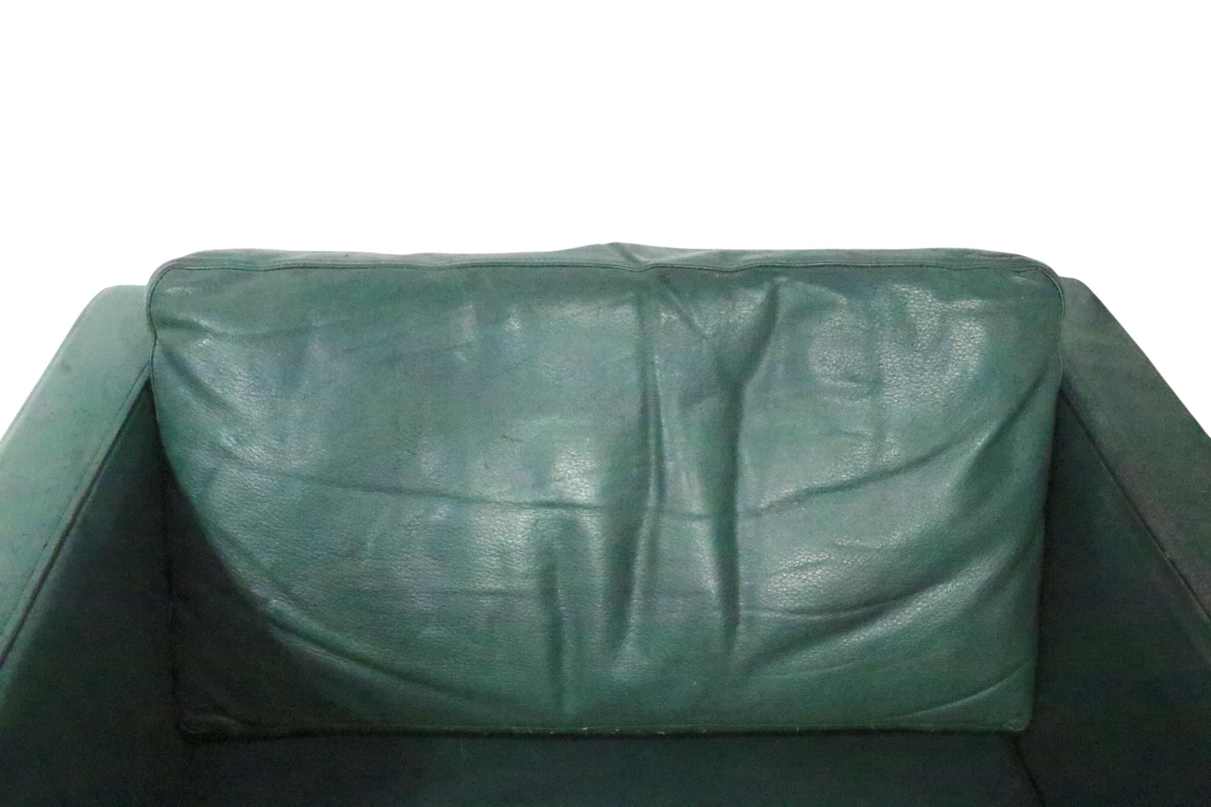 Brutalisme Paire de cubes en cuir vintage  Fauteuils club de Metropolitan c.I.C. en vente