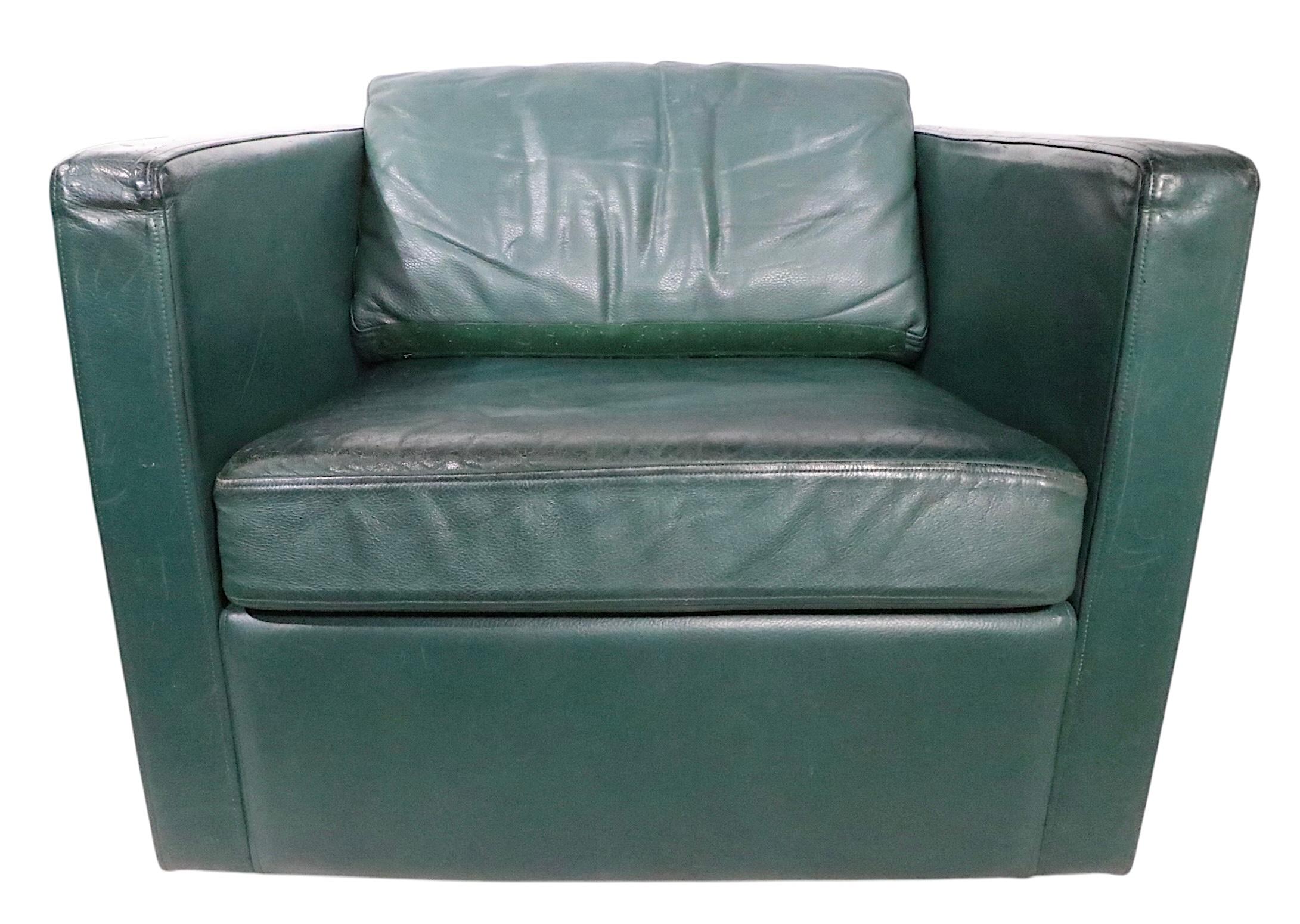 20ième siècle Paire de cubes en cuir vintage  Fauteuils club de Metropolitan c.I.C. en vente