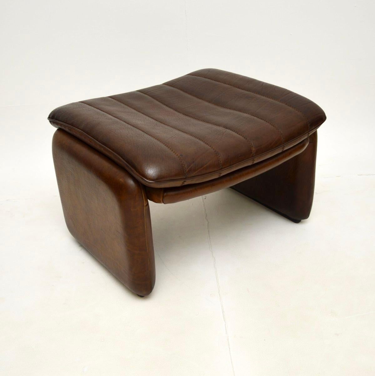 Coppia di poltrone e sgabello DS 86 in pelle vintage di De Sede in vendita 3