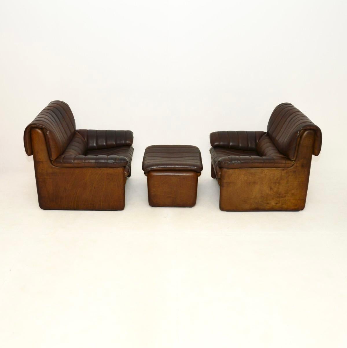 Una splendida coppia di poltrone e sgabelli DS 86 in pelle vintage di De Sede, prodotti in Svizzera e risalenti agli anni '60 circa.

La qualità è eccezionale, solo i materiali più pregiati sono stati utilizzati per la costruzione dei mobili De