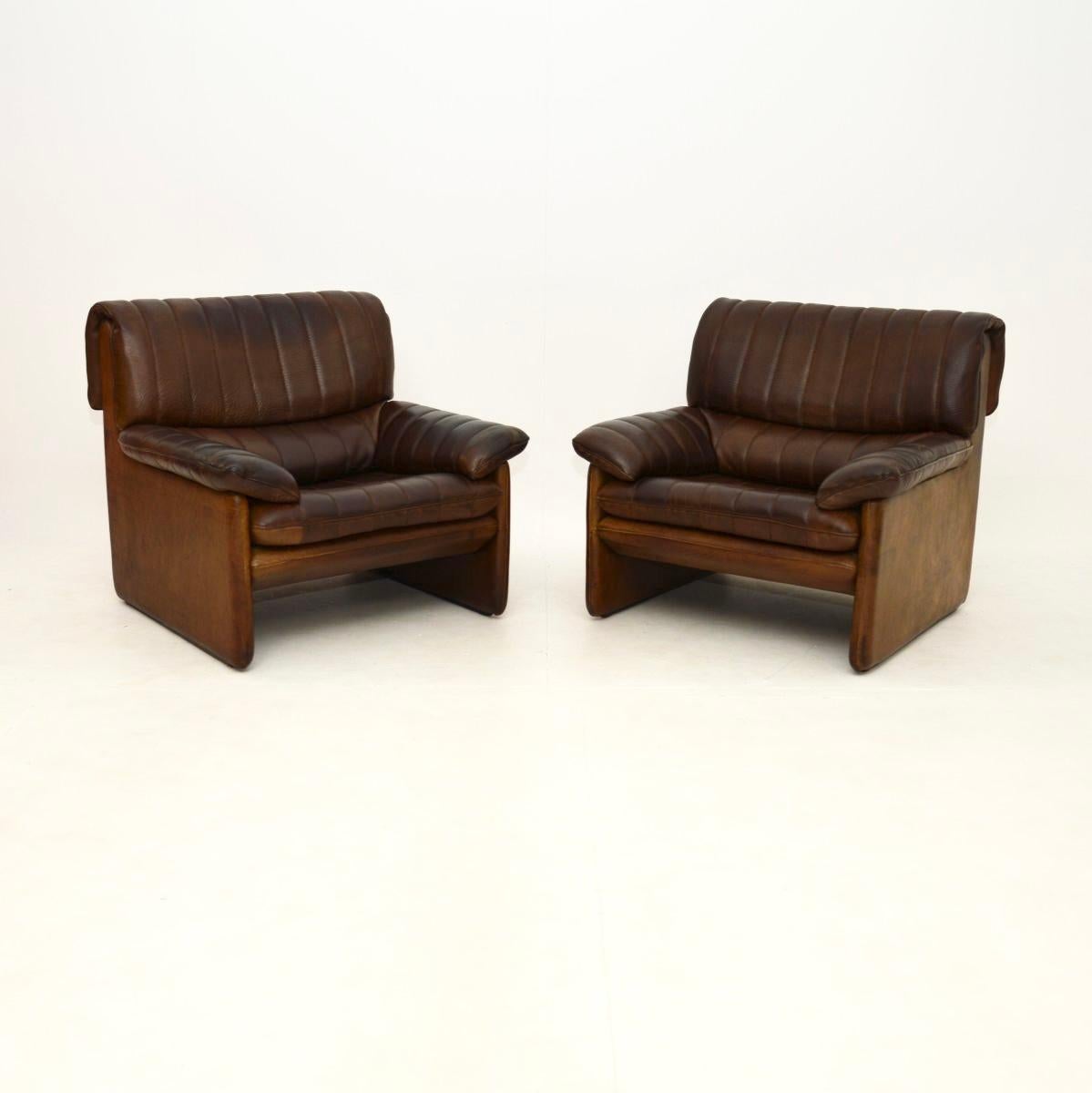 Mid-Century moderno Coppia di poltrone e sgabello DS 86 in pelle vintage di De Sede in vendita