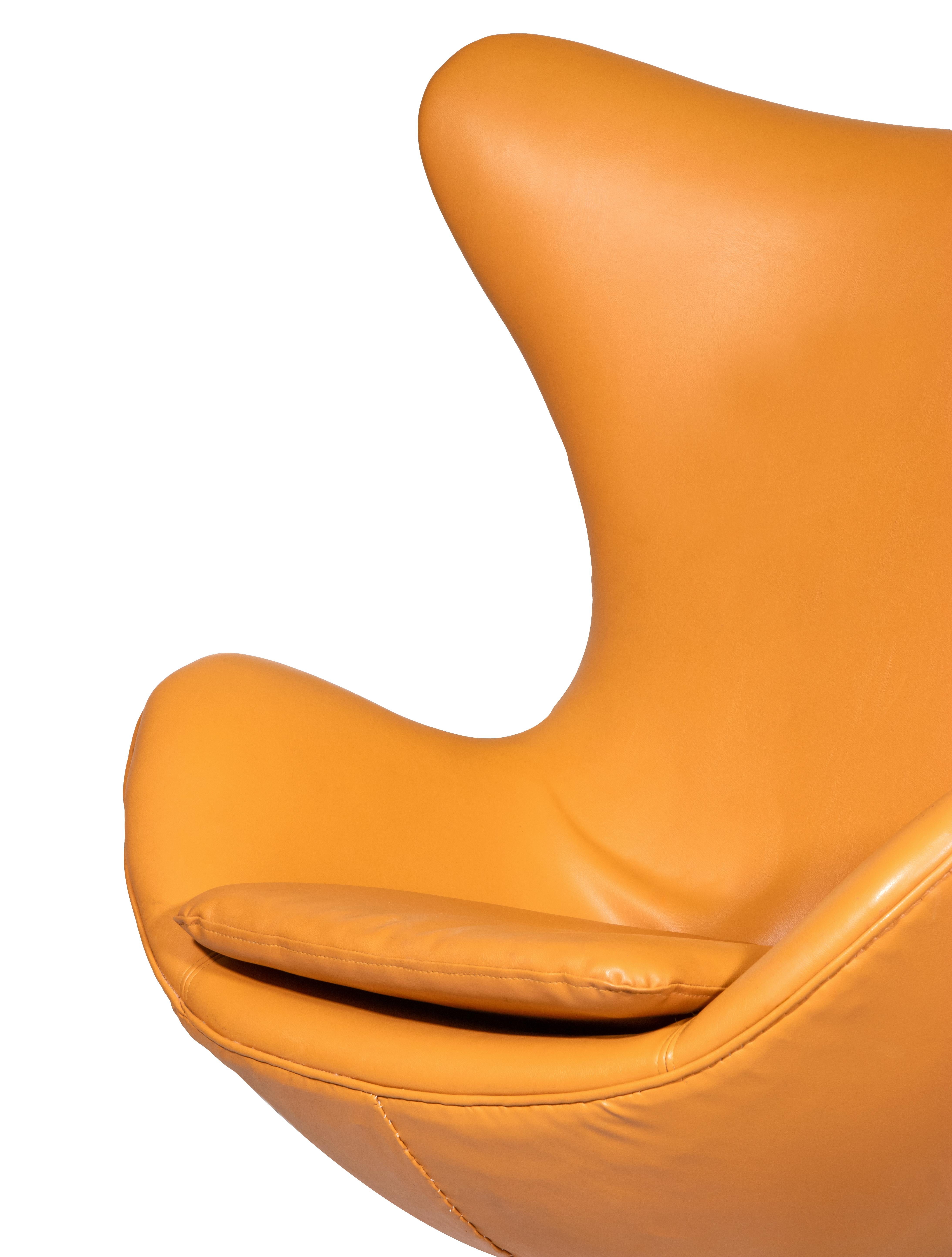 Paar Vintage-Loungesessel aus Leder „EGG“ von Fritz Hansen im Angebot 1