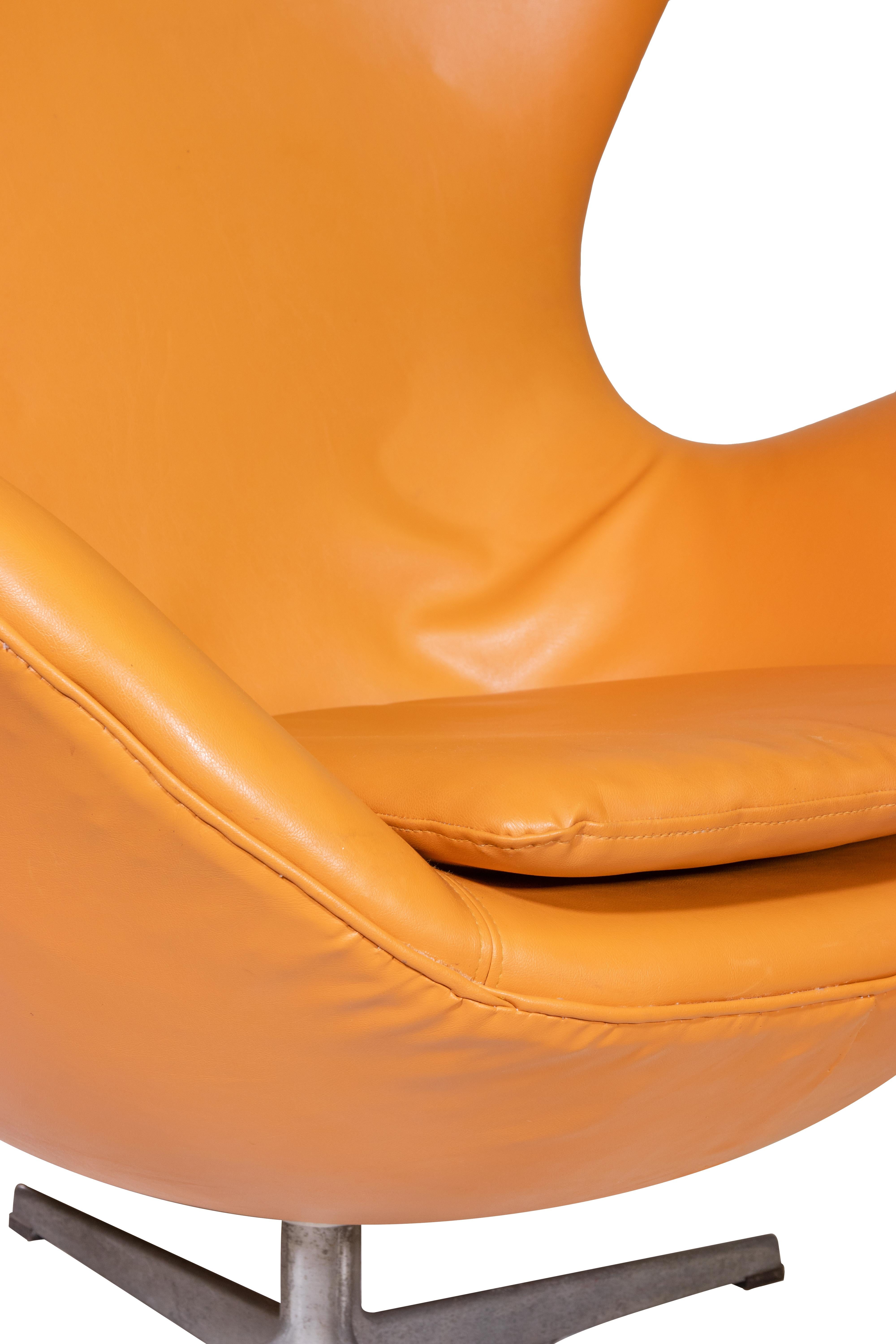 Paar Vintage-Loungesessel aus Leder „EGG“ von Fritz Hansen im Angebot 2