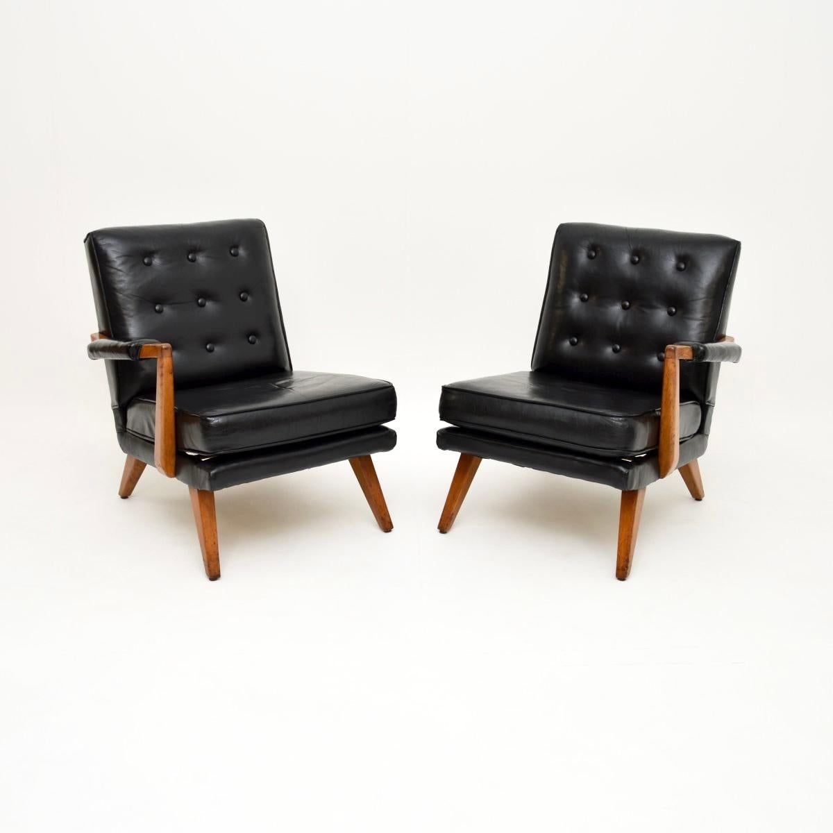 Ein stilvolles und sehr seltenes Paar von Vintage Leder G-Plan Sessel / zwei Sitz Sofa. Sie wurden in England hergestellt und stammen aus den 1950er Jahren.

Die Qualität ist hervorragend, das Design ist vielseitig. Die Stühle können getrennt und