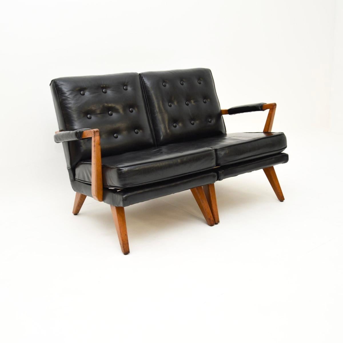 Paar G Plan Sessel aus Leder im Vintage-Stil / Zweisitzer-Sofa aus Leder (Mitte des 20. Jahrhunderts) im Angebot