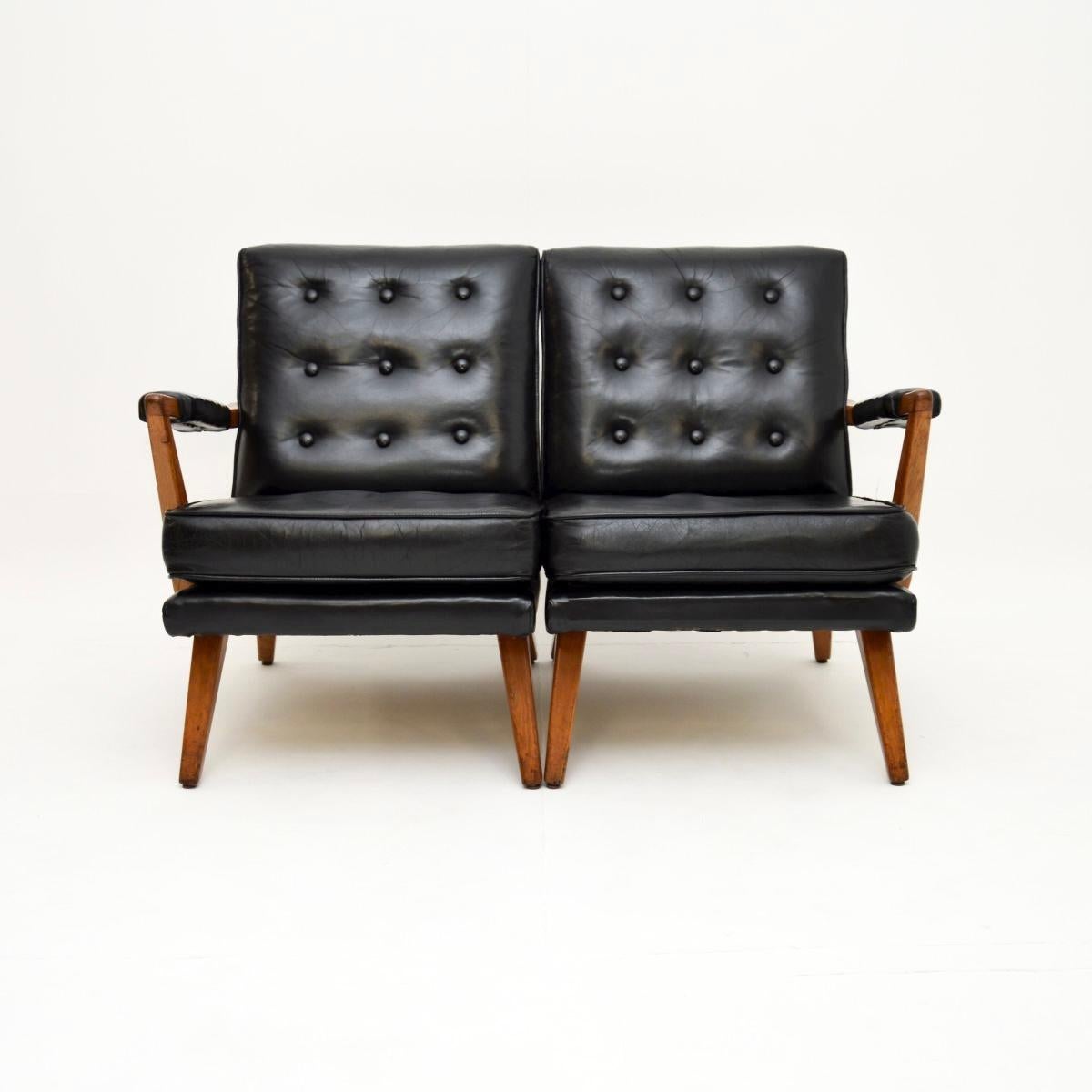 Paar G Plan Sessel aus Leder im Vintage-Stil / Zweisitzer-Sofa aus Leder im Angebot 1