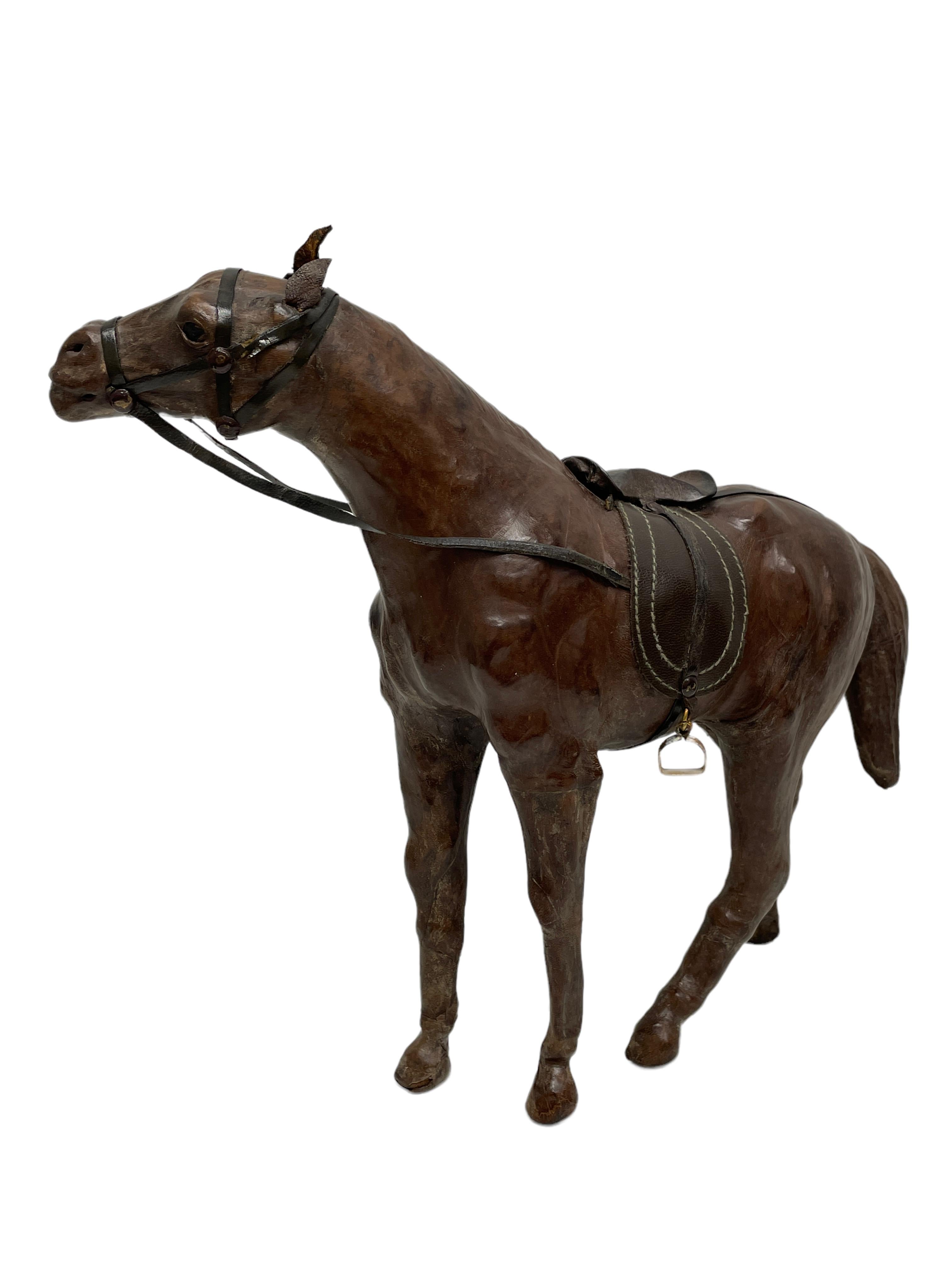 Paire de chevaux vintage en cuir Sculpture moderne de Dimitri Omersa des années 1980 en vente 2