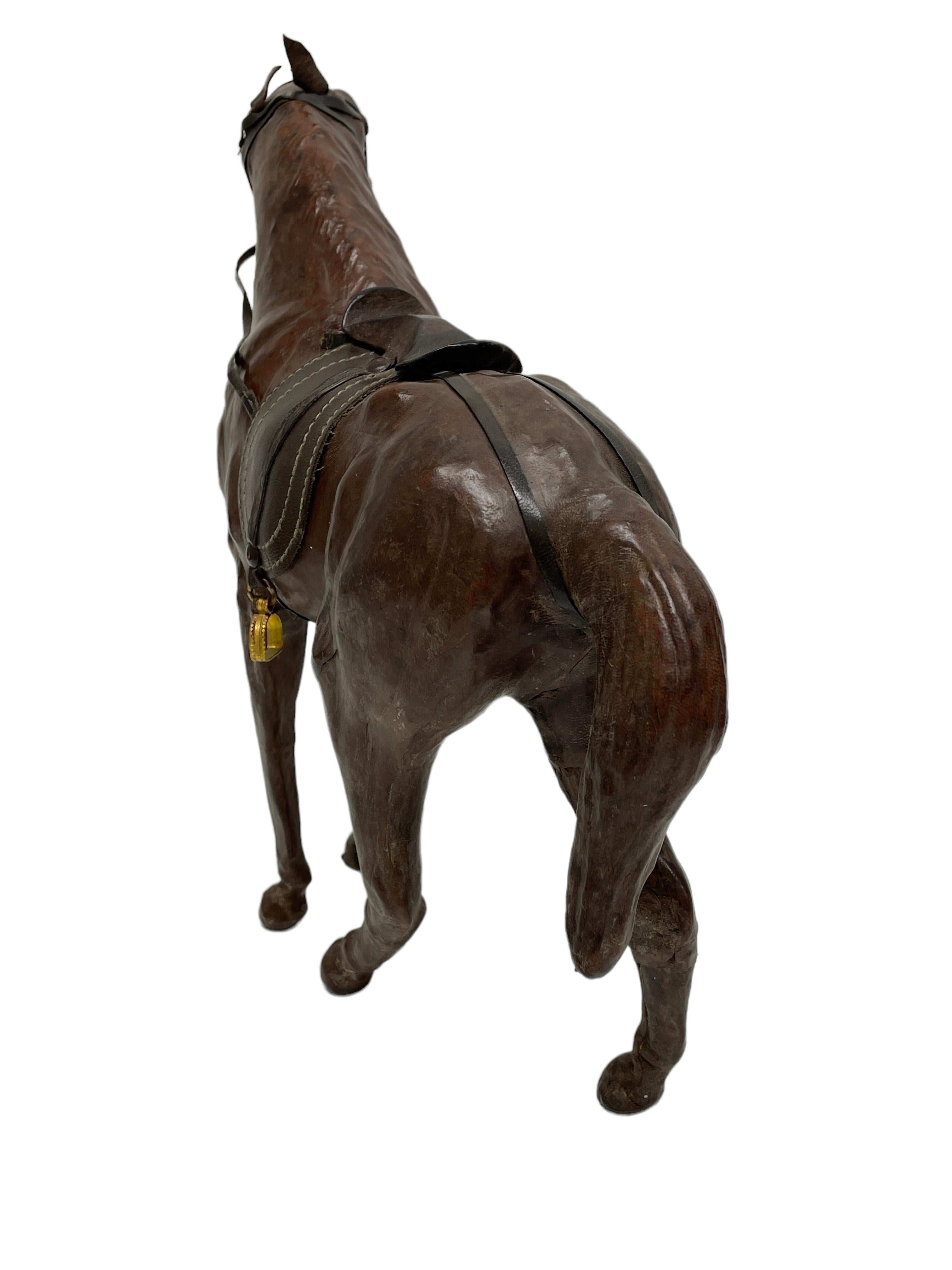 Paire de chevaux vintage en cuir Sculpture moderne de Dimitri Omersa des années 1980 en vente 3