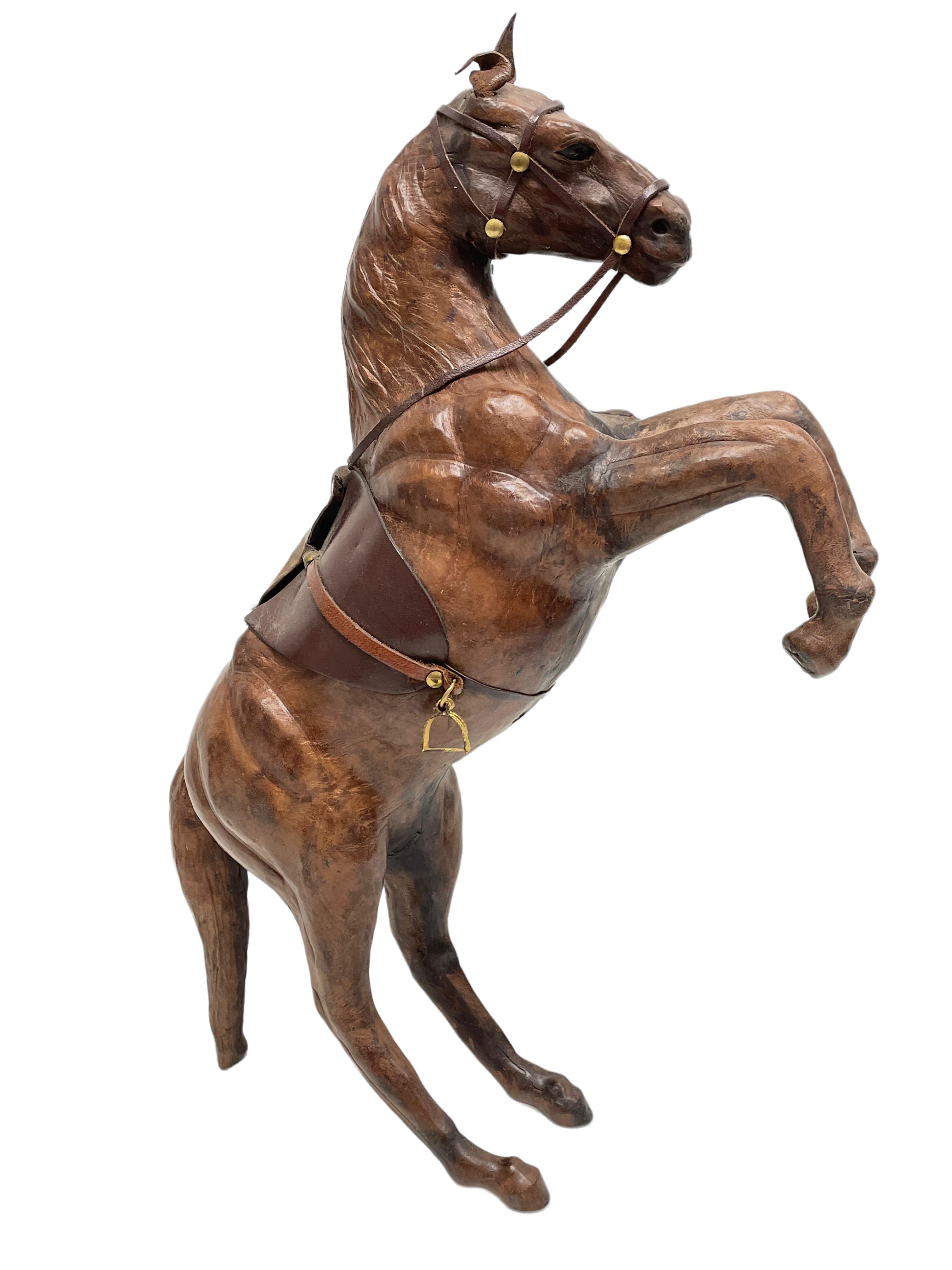 Fait main Paire de chevaux vintage en cuir Sculpture moderne de Dimitri Omersa des années 1980 en vente