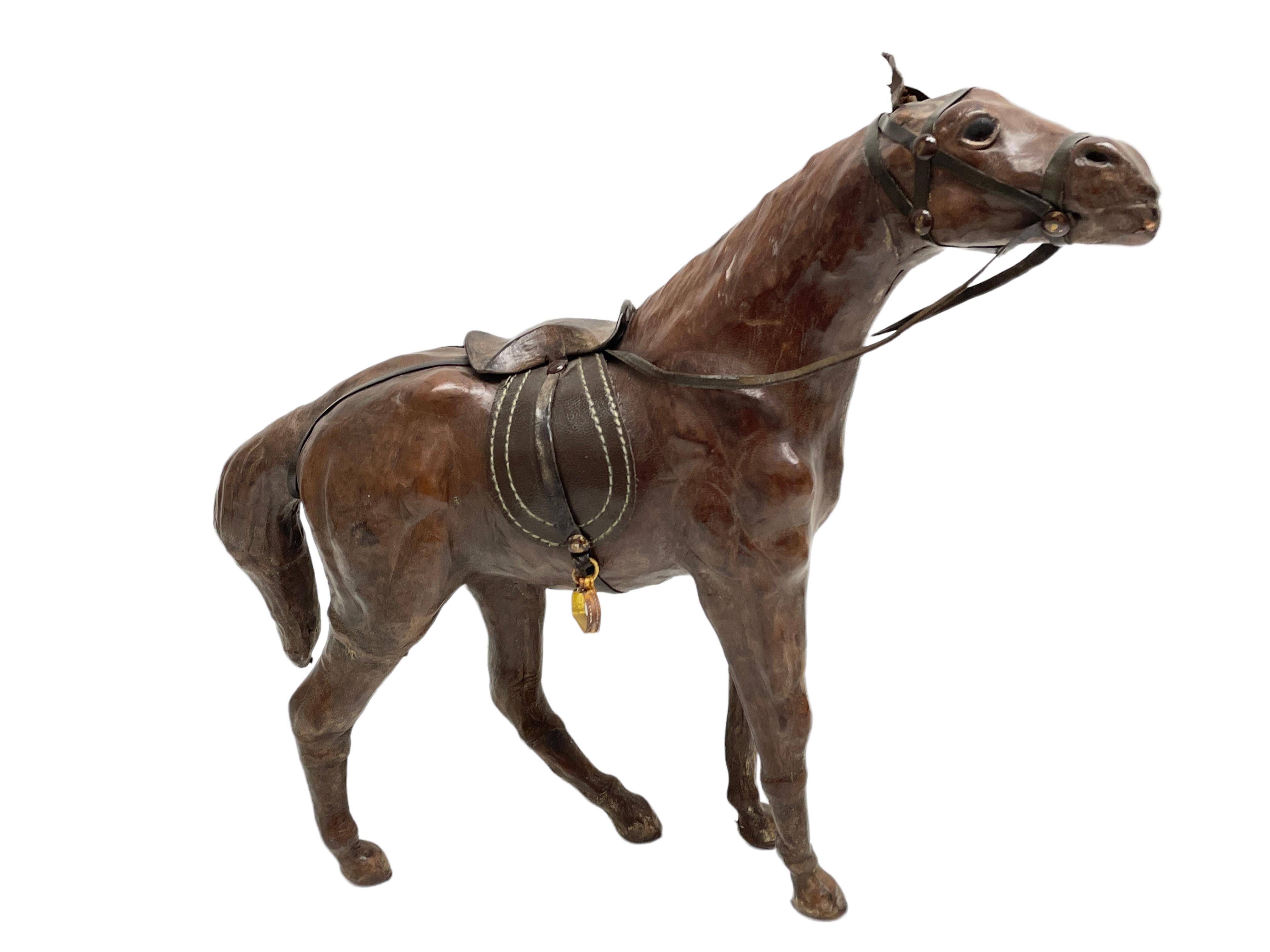 Cuir Paire de chevaux vintage en cuir Sculpture moderne de Dimitri Omersa des années 1980 en vente